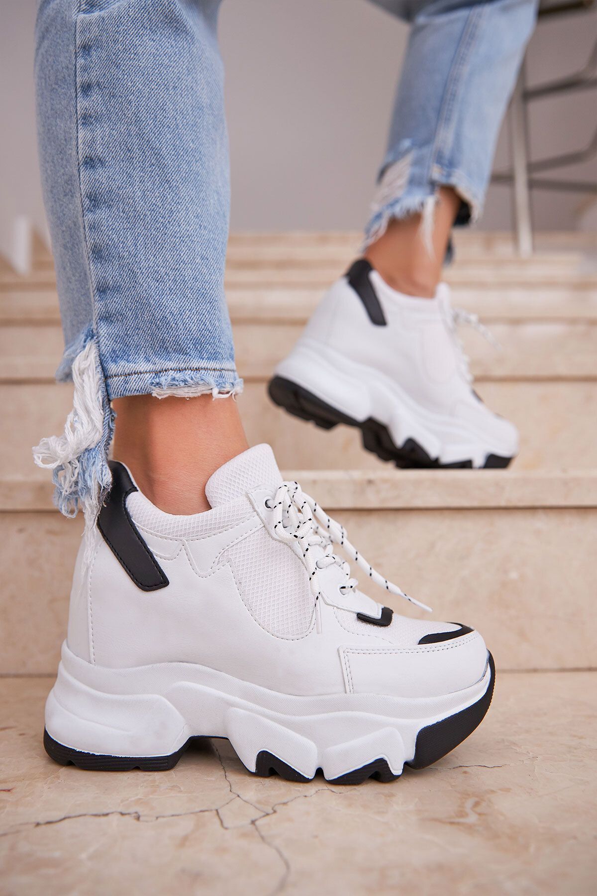 Ayakkabı Delisiyim Aleso Beyaz Siyah Gizli Dolgu Topuk Kalın Tabanlı Kadın Spor Ayakkabı Sneaker
