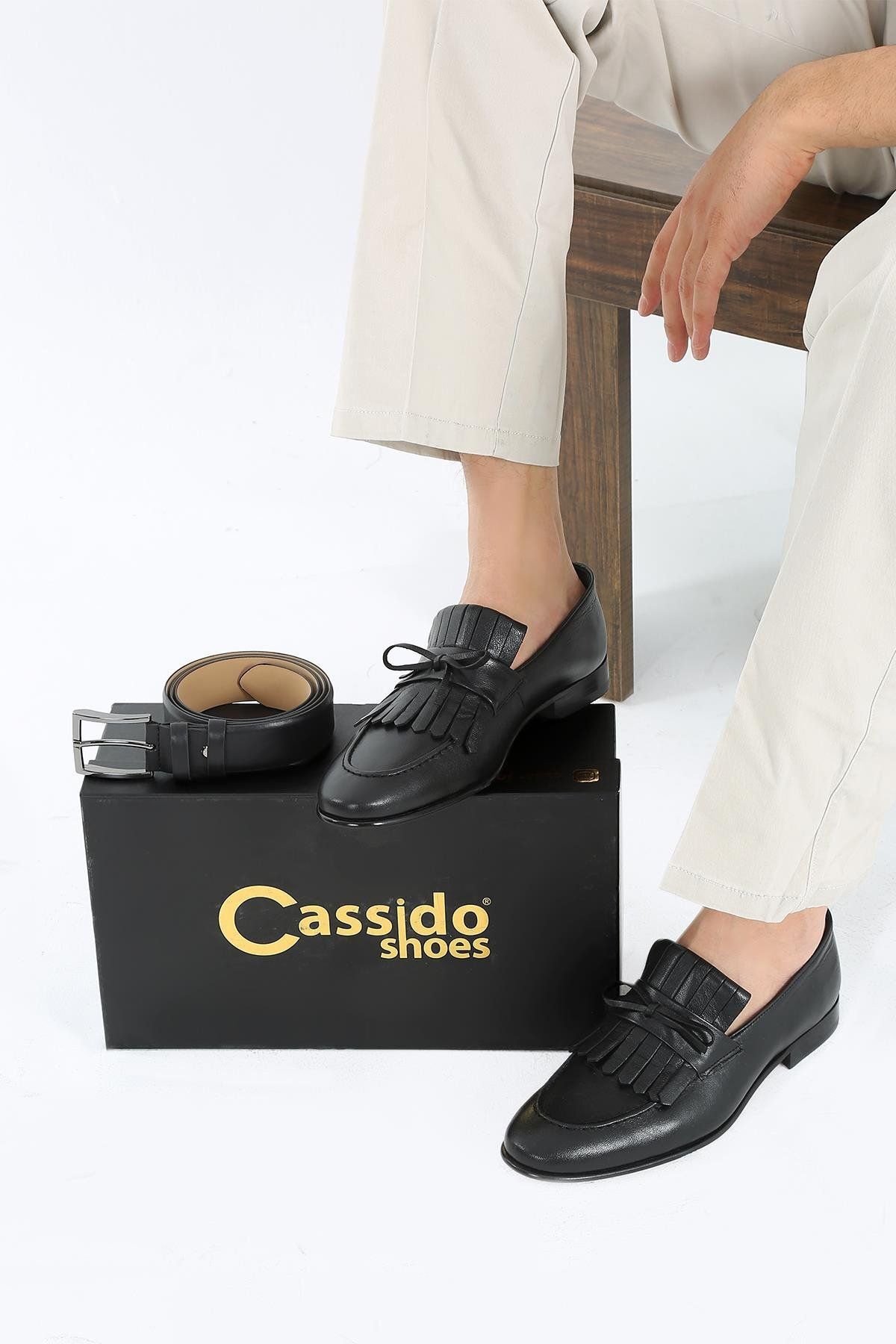 CassidoShoes Siyah Deri Püskül Detaylı Kösele Enjeksiyon Taban Kemer Hediyeli Erkek Klasik Ayakkabı 023-40410