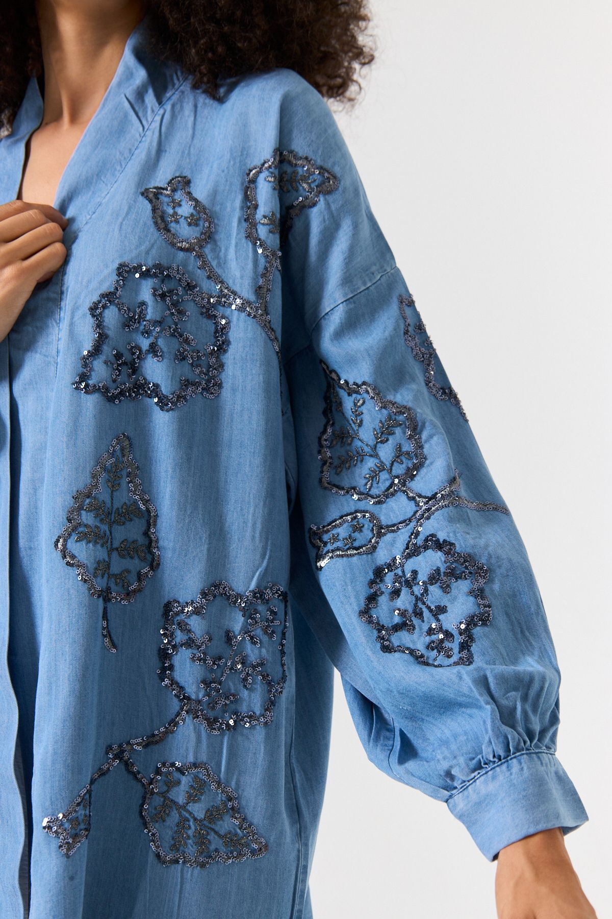 MİA NOURA kimono denim tasel kumaş ünü ve kolları pulpalet nakış işlemeli kimono
