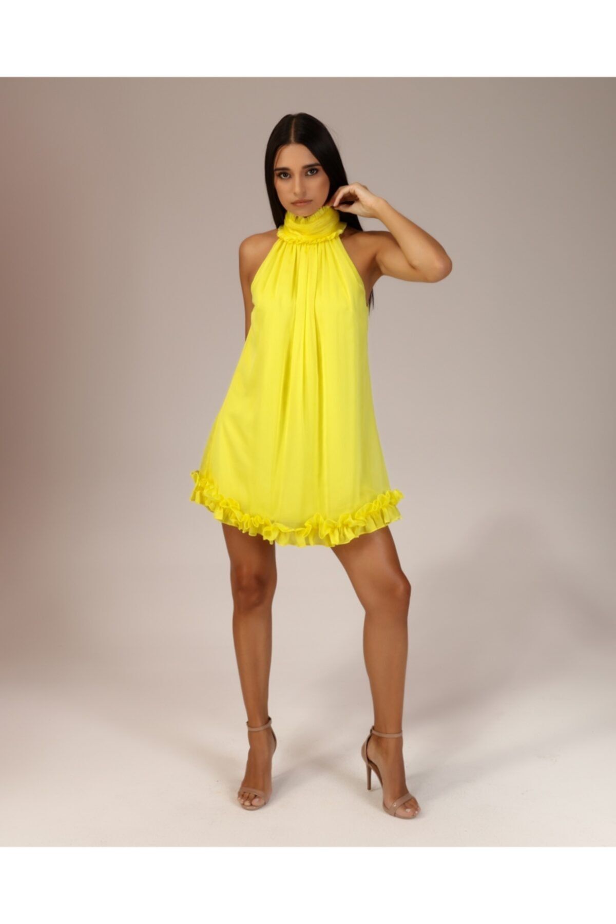 Tara Coşkuntuncel Sarı Dik Yaka Fırfırlı Mini Elbise
