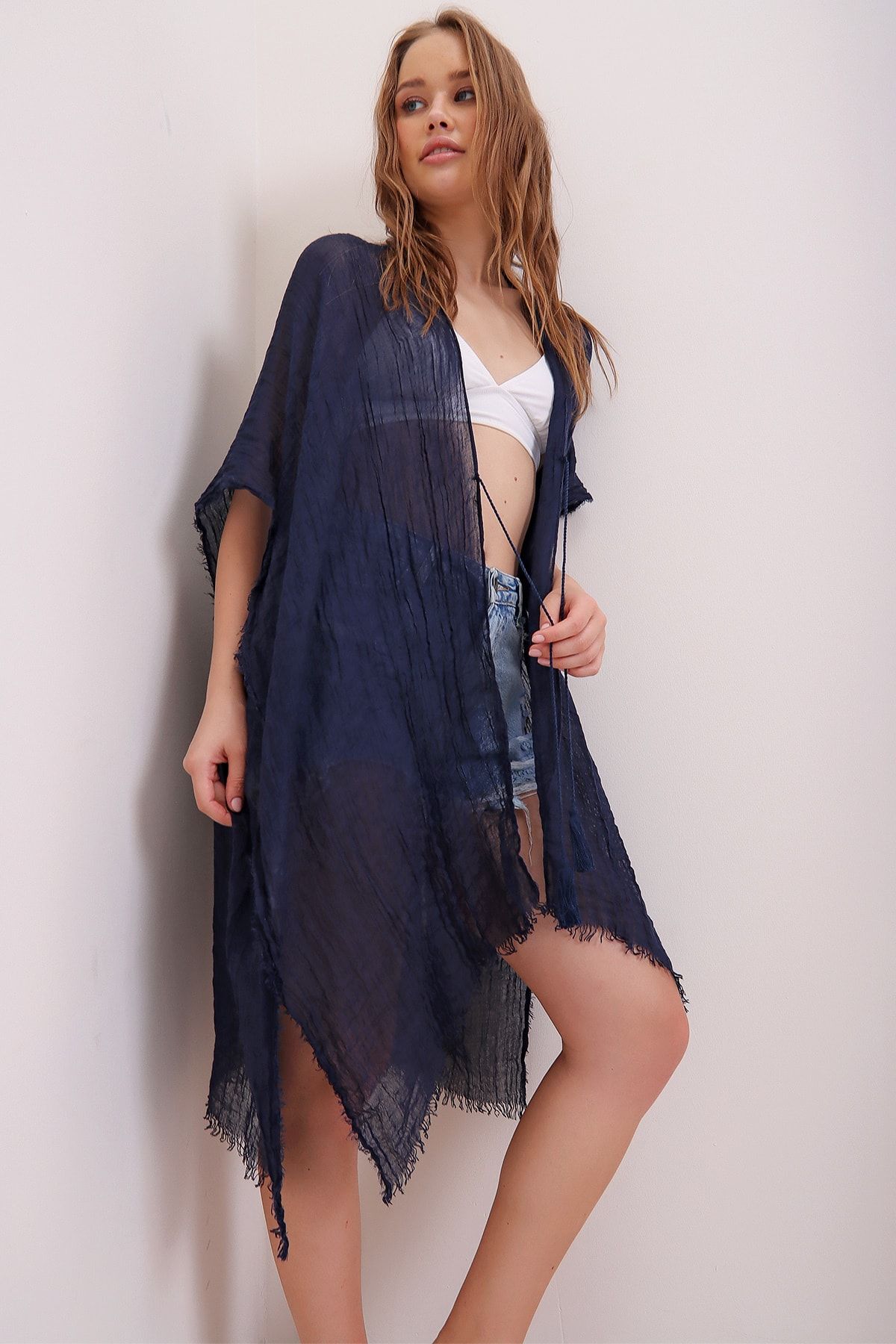 Trend Alaçatı Stili Kadın Lacivert Püskül Detaylı Kimono ALC-A2293