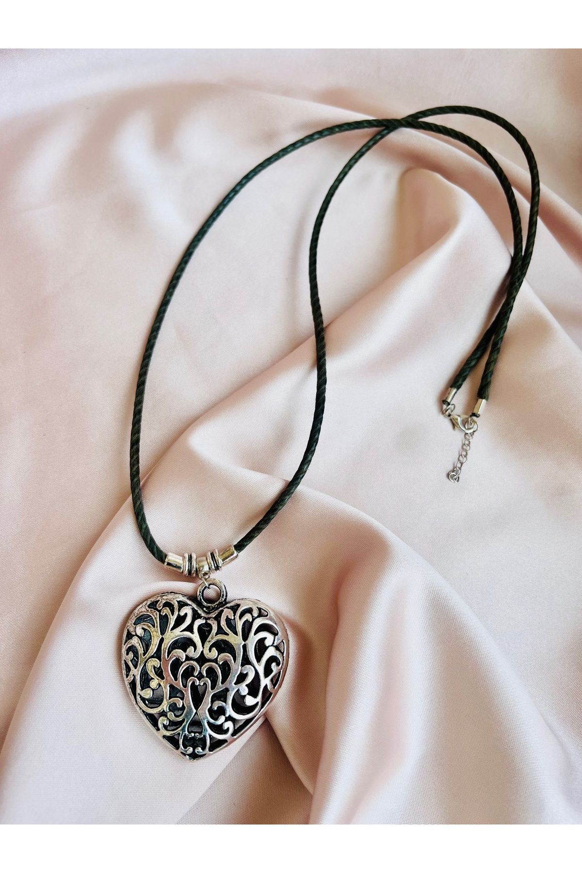 COCOSH TAKI Haki yeşi ipli gümüş renk kalp motifli uzun çoklu özel tasarım kolye