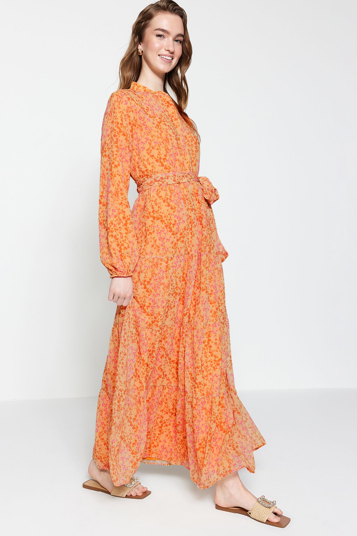 TRENDYOL MODEST Sarı Çiçek Desenli Kuşaklı Dik Yaka Astarlı Şifon Dokuma Elbise TCTSS21EL3346