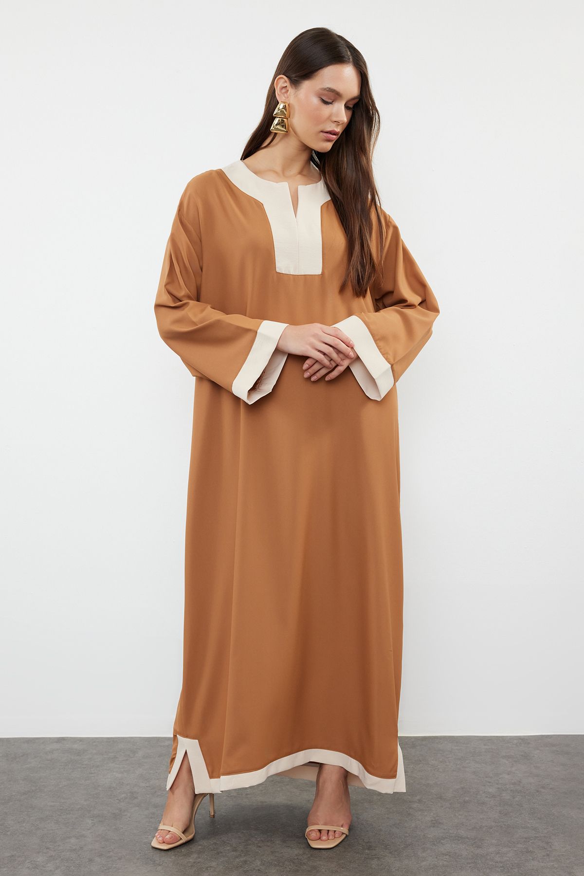 TRENDYOL MODEST Taş Renk Bloklu Dokuma Kaftan Elbise TCTSS24KK00011