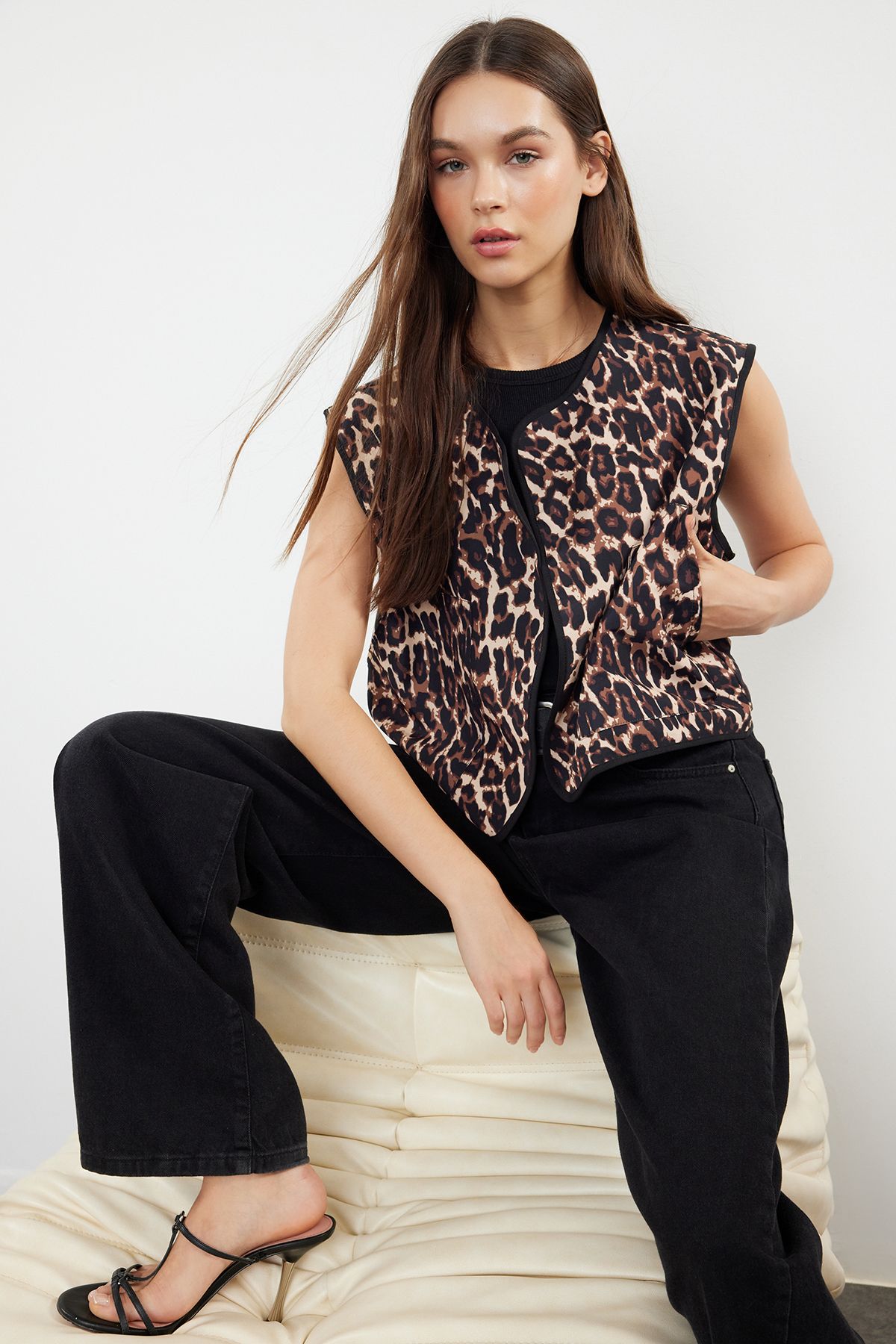 TRENDYOLMİLLA Kahverengi Regular Leopar Desenli Çift Taraflı Double Face Crop Dokuma Yelek TWOSS24YE00059