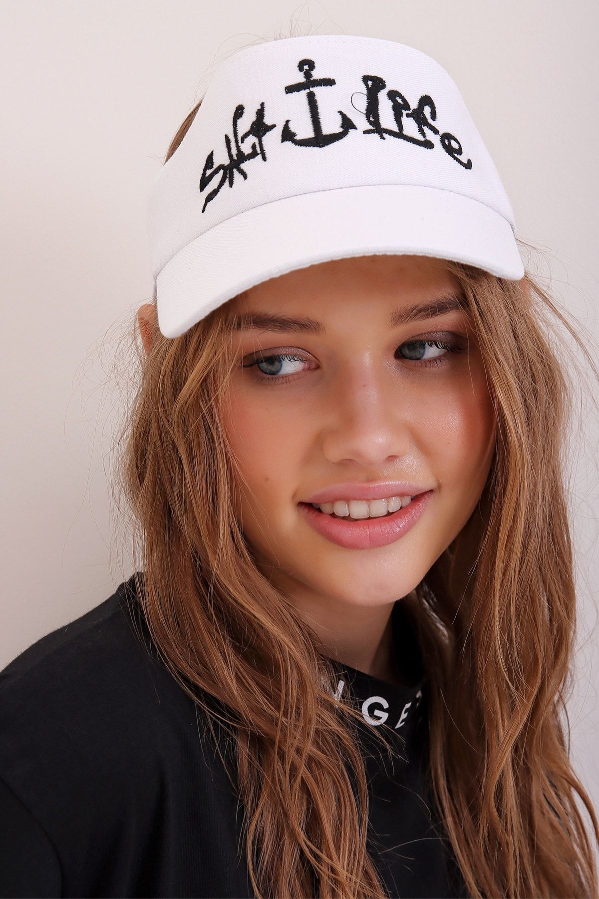 Trend Alaçatı Stili Kadın Beyaz Yazı Nakışlı Tenis Şapkası ALC-A2296