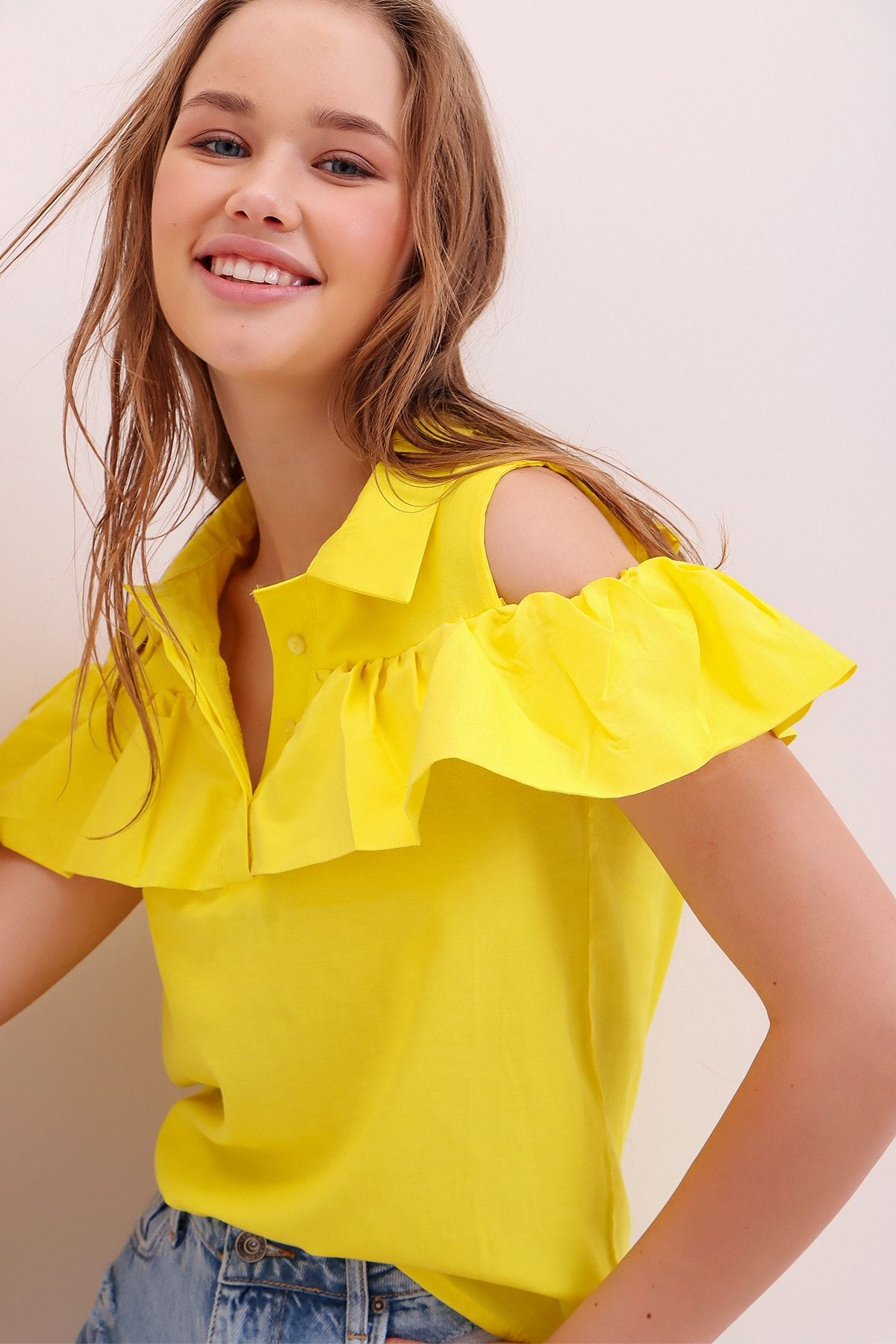 Trend Alaçatı Stili Kadın Sarı Poplin Patlı Fırfırlı Bluz ALC-X6752
