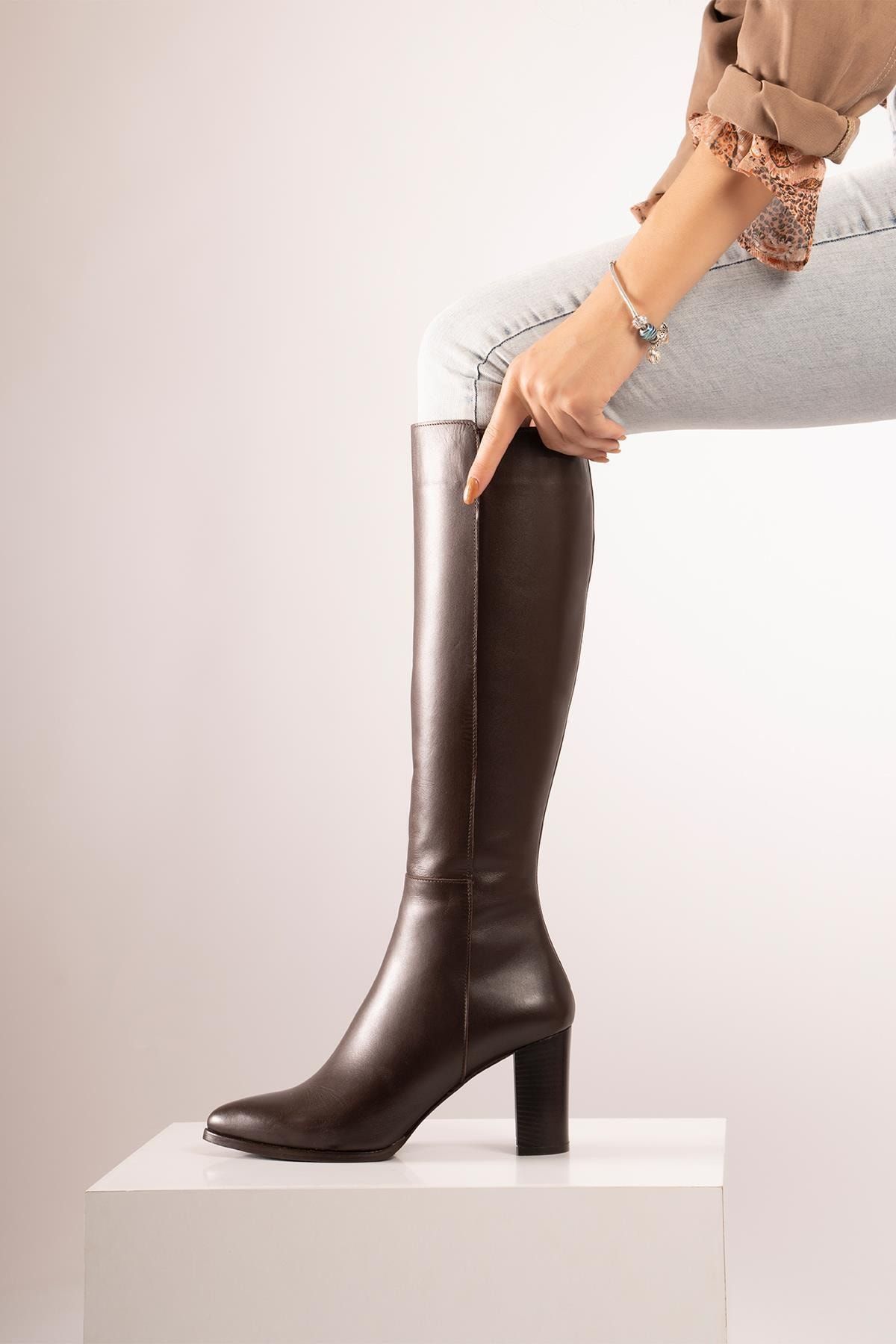 CZ London Kadın Kahverengi Hakiki Deri  Sivri Burun Fermuarlı Uzun Boy Topuklu Çizme