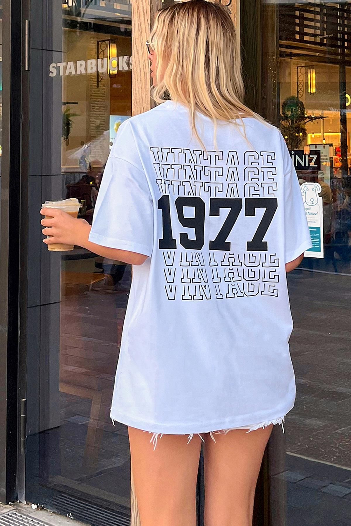 Swist Beyaz Vintage Sırt Baskılı Oversize Kadın Tshirt