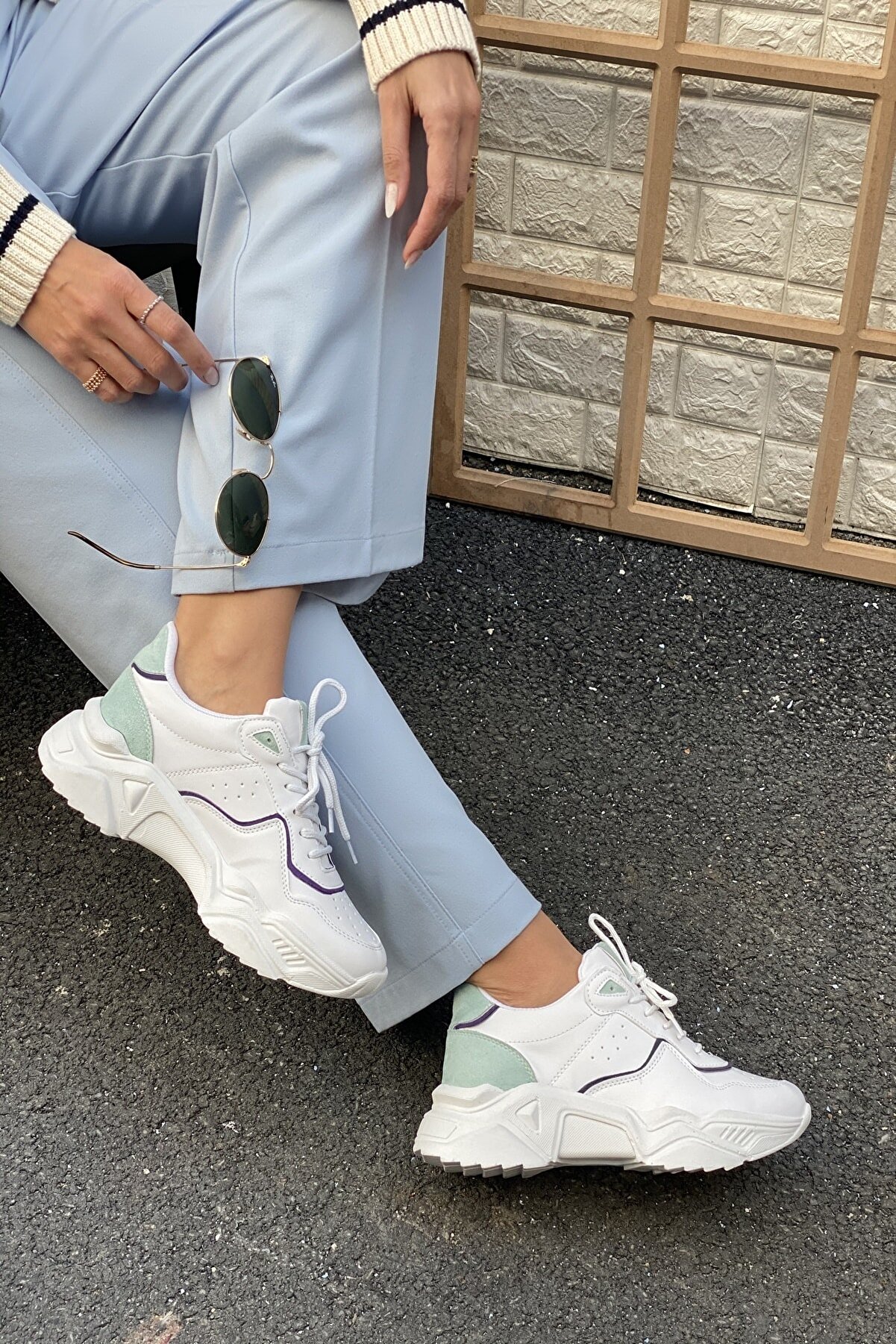 İnan Ayakkabı Kadın Ön Kısım Delik Kenardan İnce Şerit Detaylı Sneaker