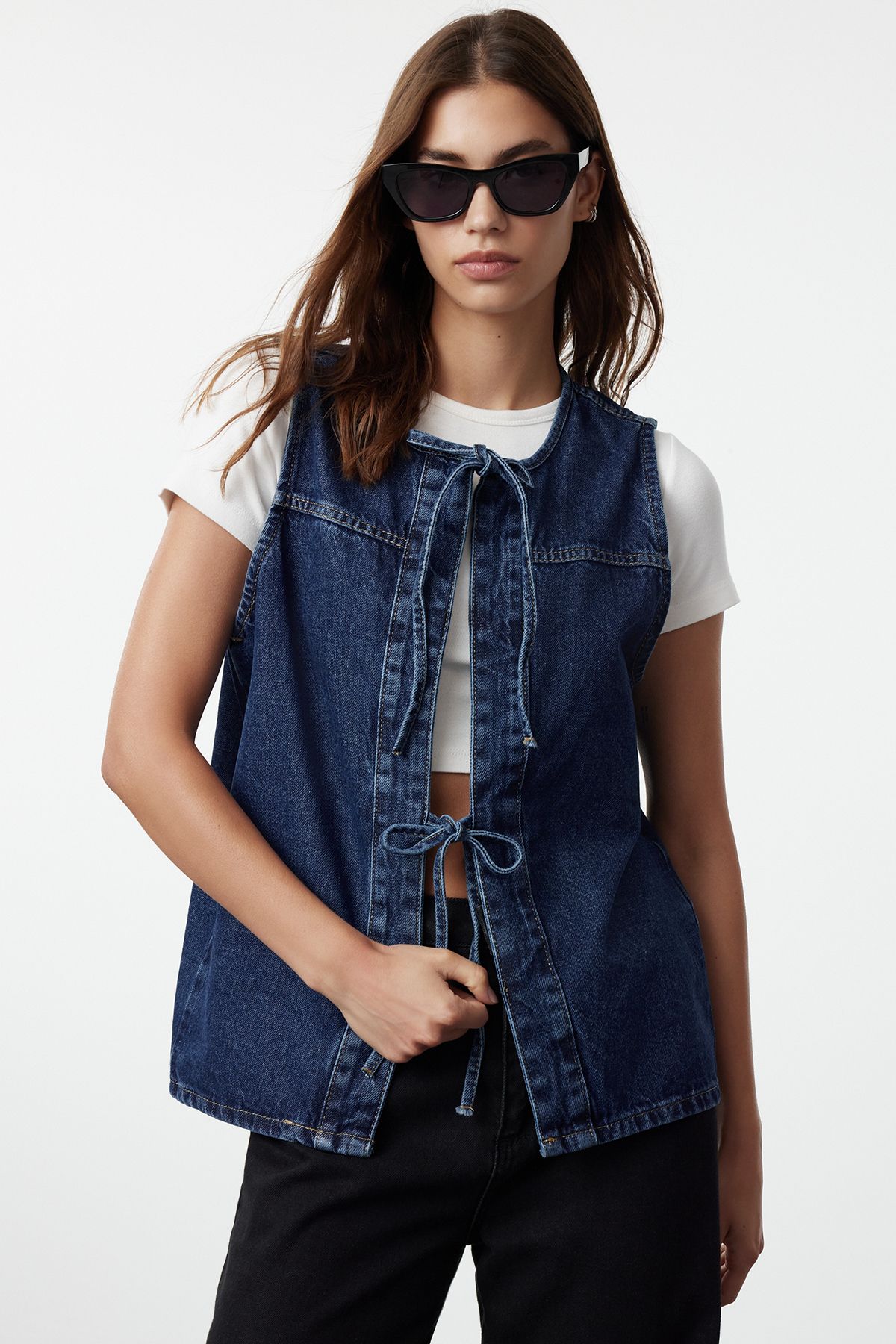 TRENDYOLMİLLA Koyu Mavi Önden Bağlamalı Oversize Denim Yelek TWOAW25YE00063