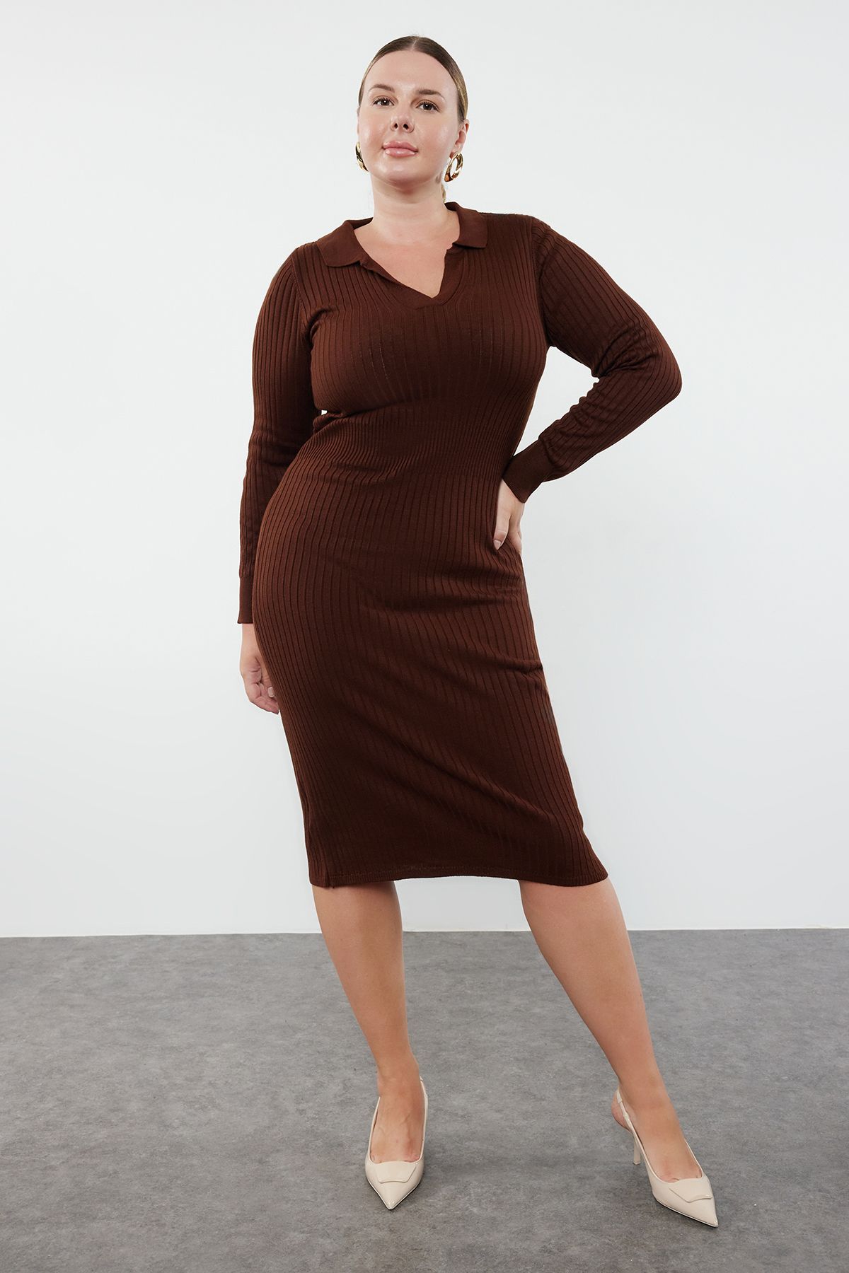 Trendyol Curve Koyu Kahverengi Polo Yaka Fitilli Triko Elbise TBBAW23AH00002