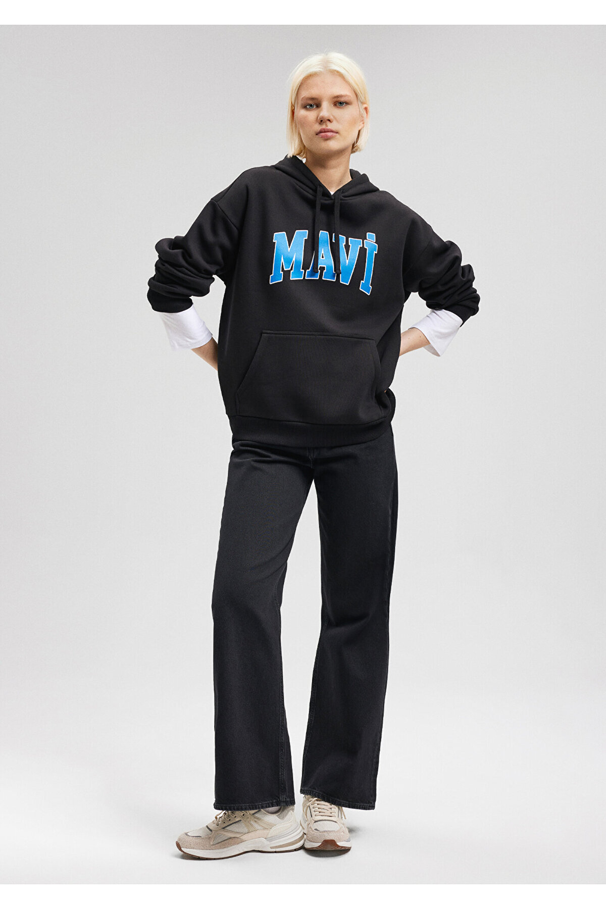 Mavi Logo Baskılı Kapüşonlu Siyah Sweatshirt 1600361-900