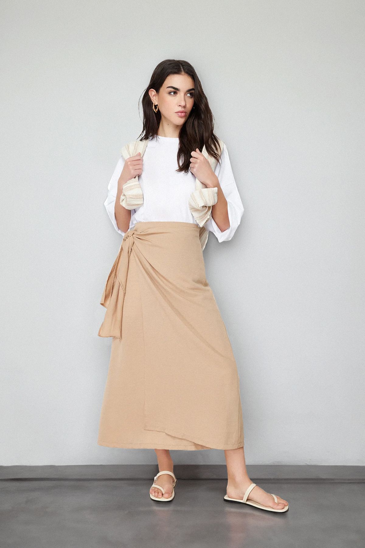 Trendyolmilla Modest Camel Kruvaze Bağlama Detaylı Dokuma Keten Görünümlü Etek TCTSS24EE00002