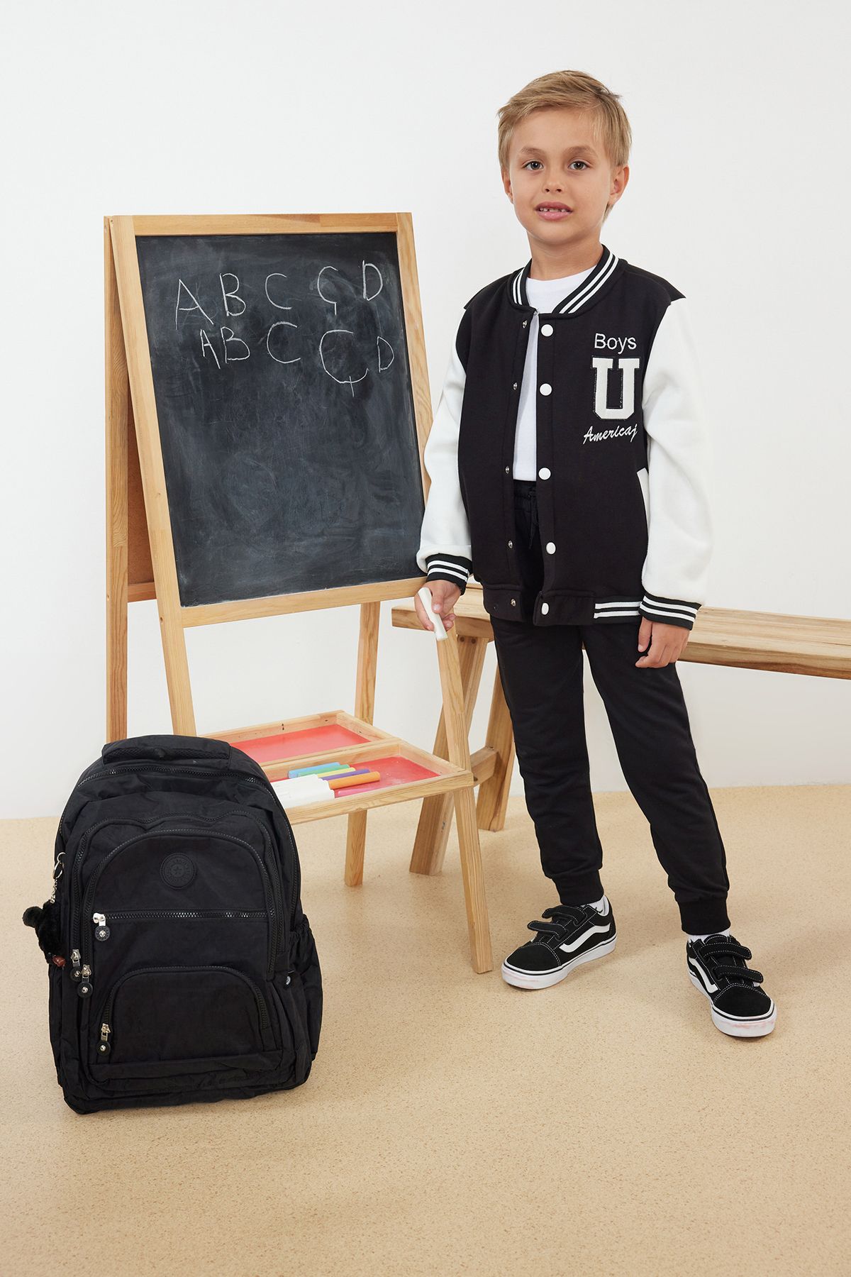 TRENDYOLKIDS Siyah Erkek Çocuk Sırt Baskılı Bomber Örme Ceket TKDAW25CE00005