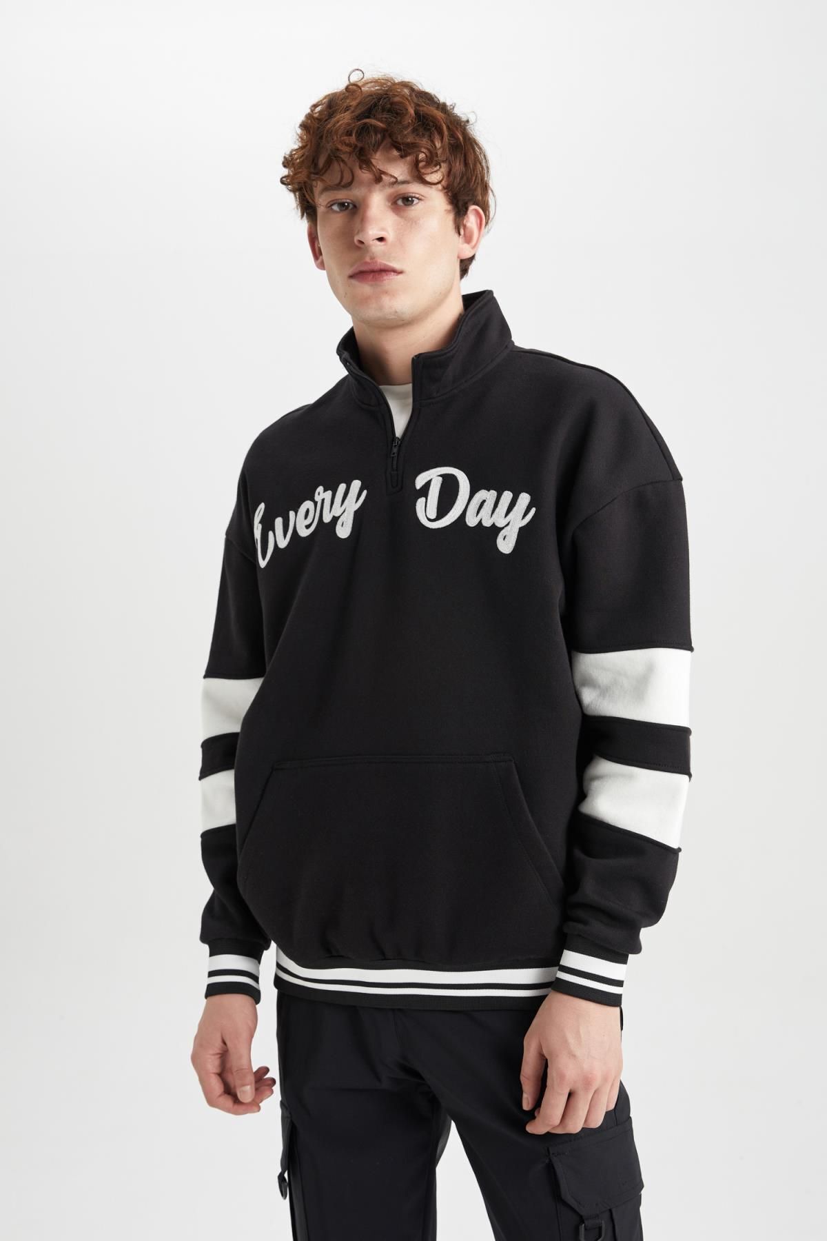 Defacto Oversize Geniş Kalıp Dik Yaka Yarım Fermuarlı Baskılı Sweatshirt B1650ax23au