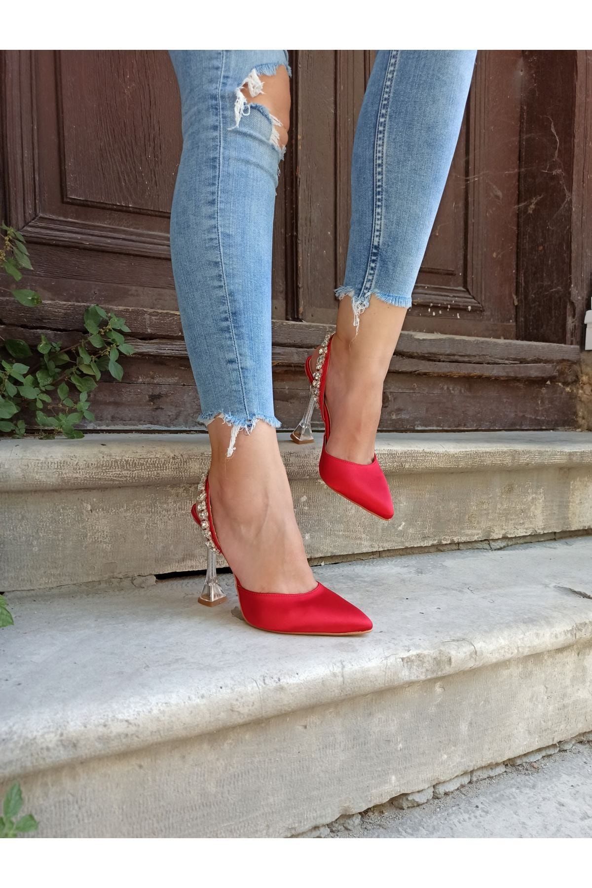 Atelierby DS Kırmızı Saten Topuk Arkadan Taşlı Kadın Topuklu Ayakkabı