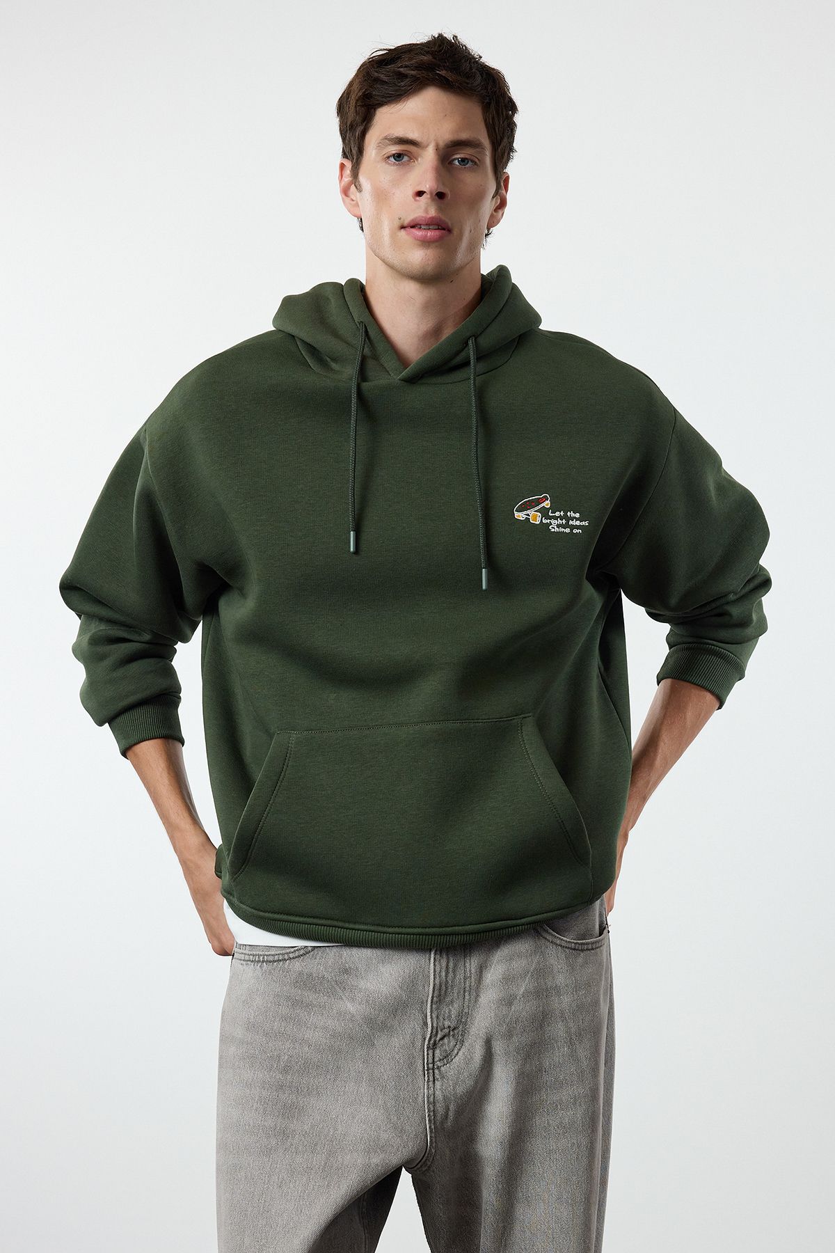 TRENDYOL MAN Haki Oversize/Geniş Kesim Nakışlı İçi Polarlı Kapüşonlu Sweatshirt TMNAW25SW00016