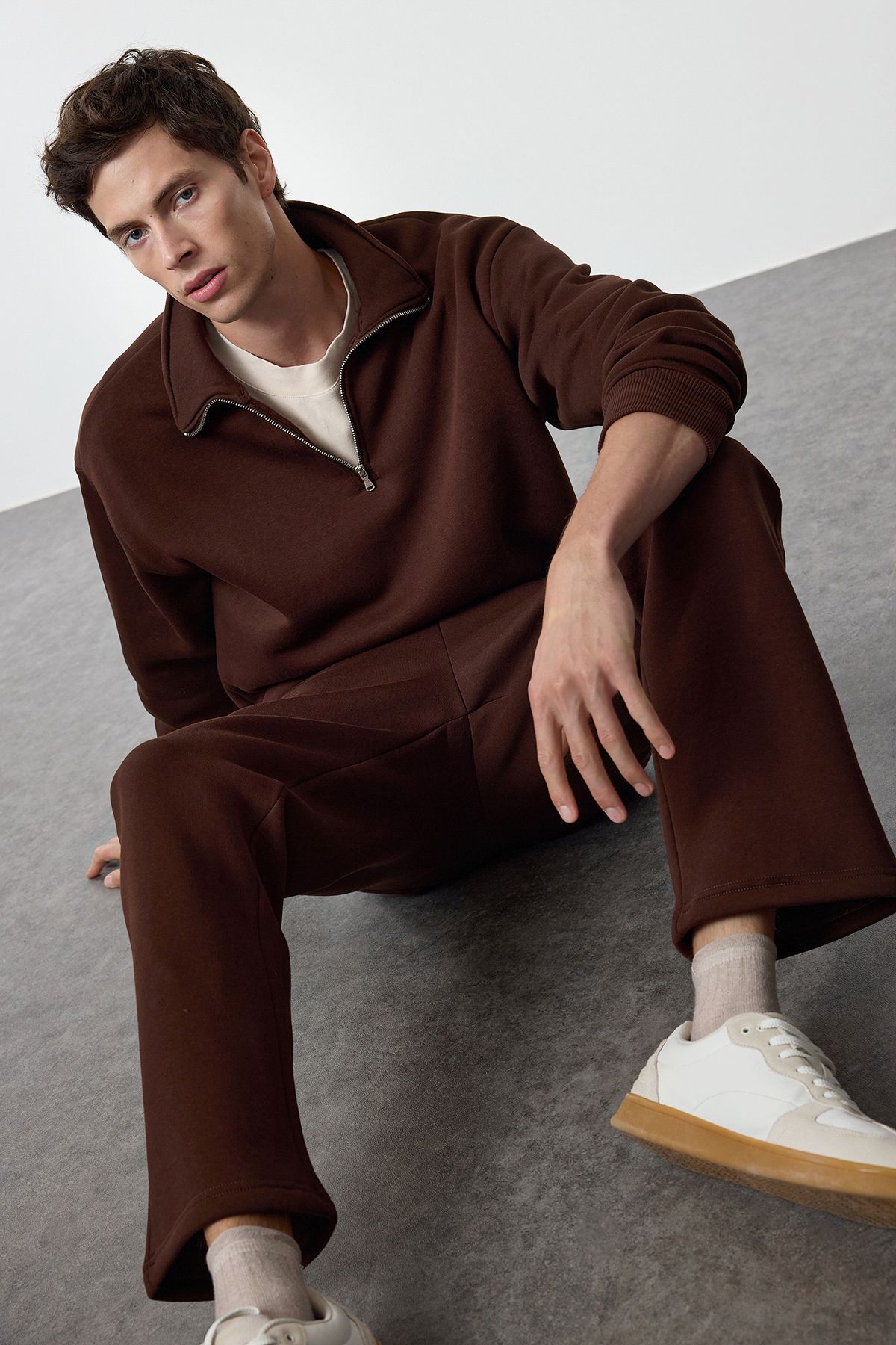 TRENDYOL MAN Koyu Kahverengi Oversize/Geniş Kesim Dik Yaka Fermuarlı Eşofman Takımı TMNAW25EM00001