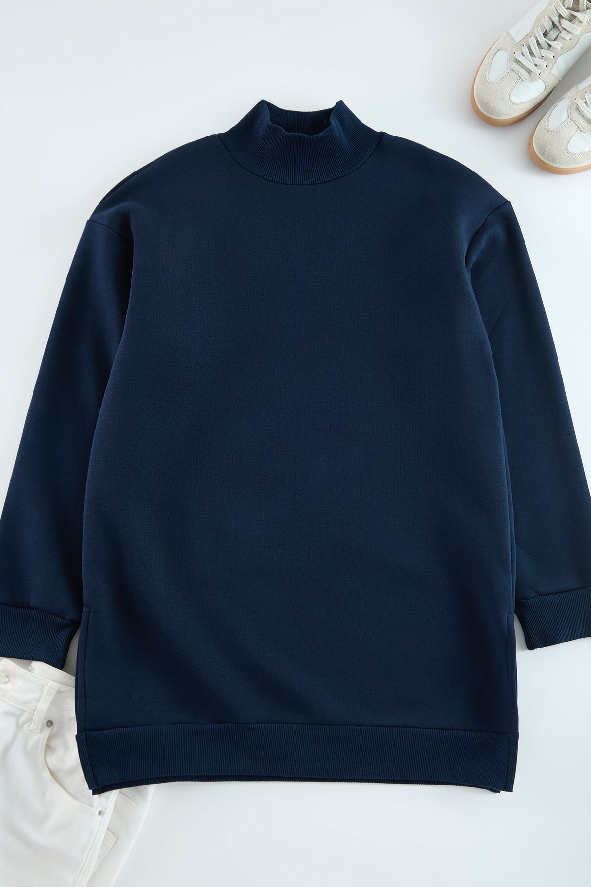 TRENDYOL MODEST Lacivert Dik Yaka Yırtmaç Detaylı İçi Polarlı Oversize Örme Sweatshirt TCTAW25TW00004