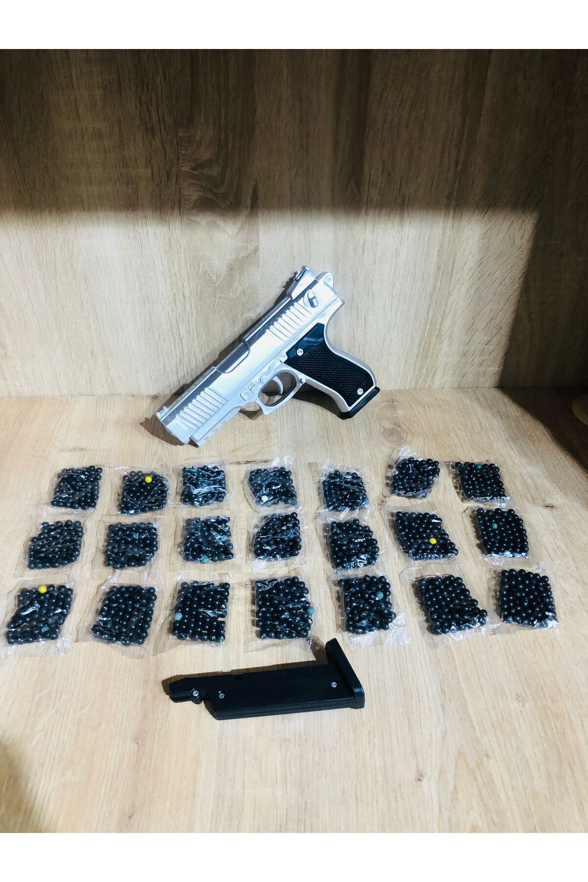 Marsel oyuncak Gold-Siyah ve Gümüş Renk Boncuklu Oyuncak Tabanca 1 Adet + 21 Paket Boncuk