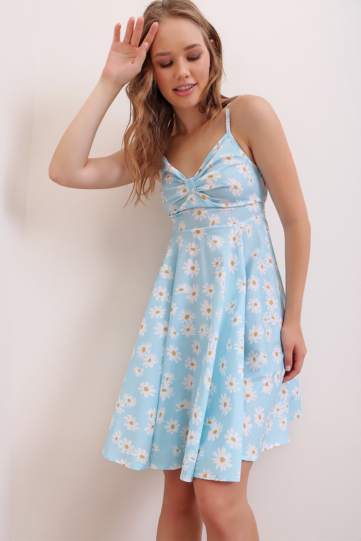 Trend Alaçatı Stili Kadın Mavi Ayarlanabilir İp Askılı Çiçek Desenli Sırtı Gipe Detaylı Viskon Elbise ALC-X6904