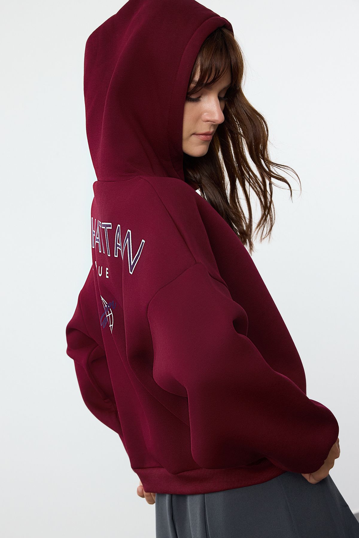 TRENDYOLMİLLA Bordo Sırt Baskı Detaylı Kapüşonlu Kalın İçi Polarlı Örme Sweatshirt TWOAW22SW0711