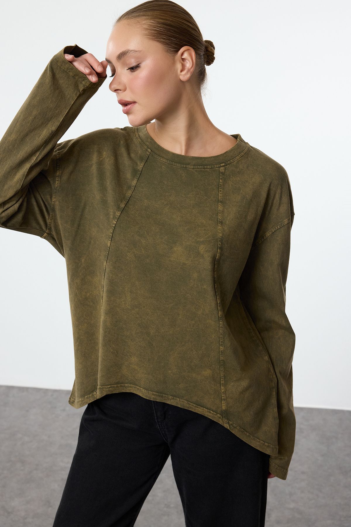 TRENDYOLMİLLA Haki Yıkamalı/Soluk Efektli Dikiş Detaylı Asimetrik Bisiklet Yaka Örme T-Shirt TWOAW25TS00011
