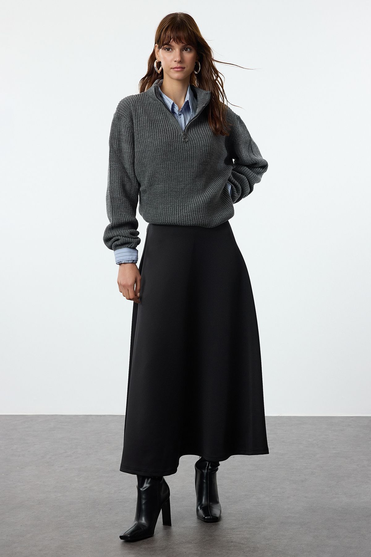 TRENDYOL MODEST Siyah Eteği Godeli Örme Etek TCTAW25EE00009