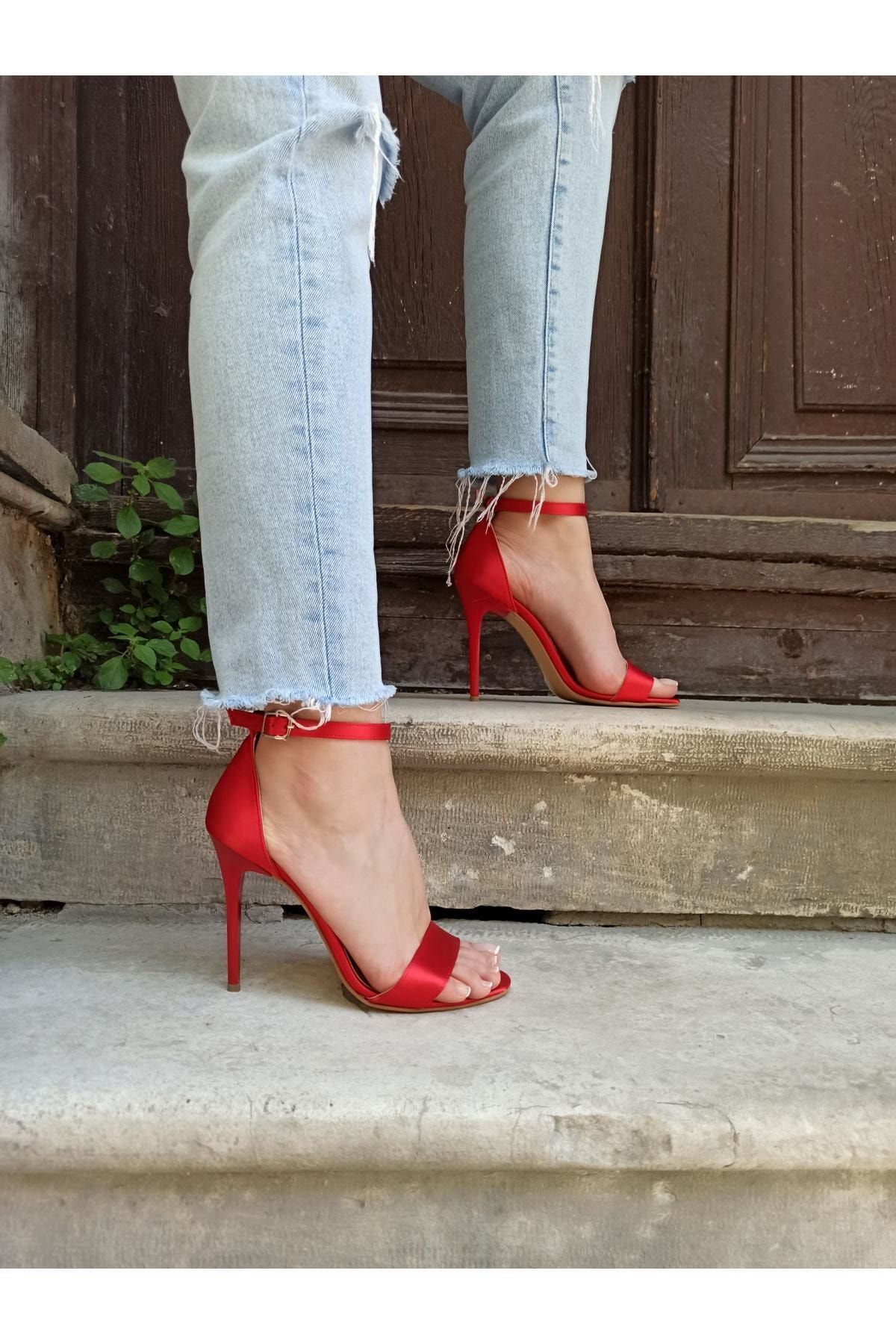 Atelierby DS Kırmızı Saten 11 Cm Topuk Tek Bant Kadın Topuklu Ayakkabı