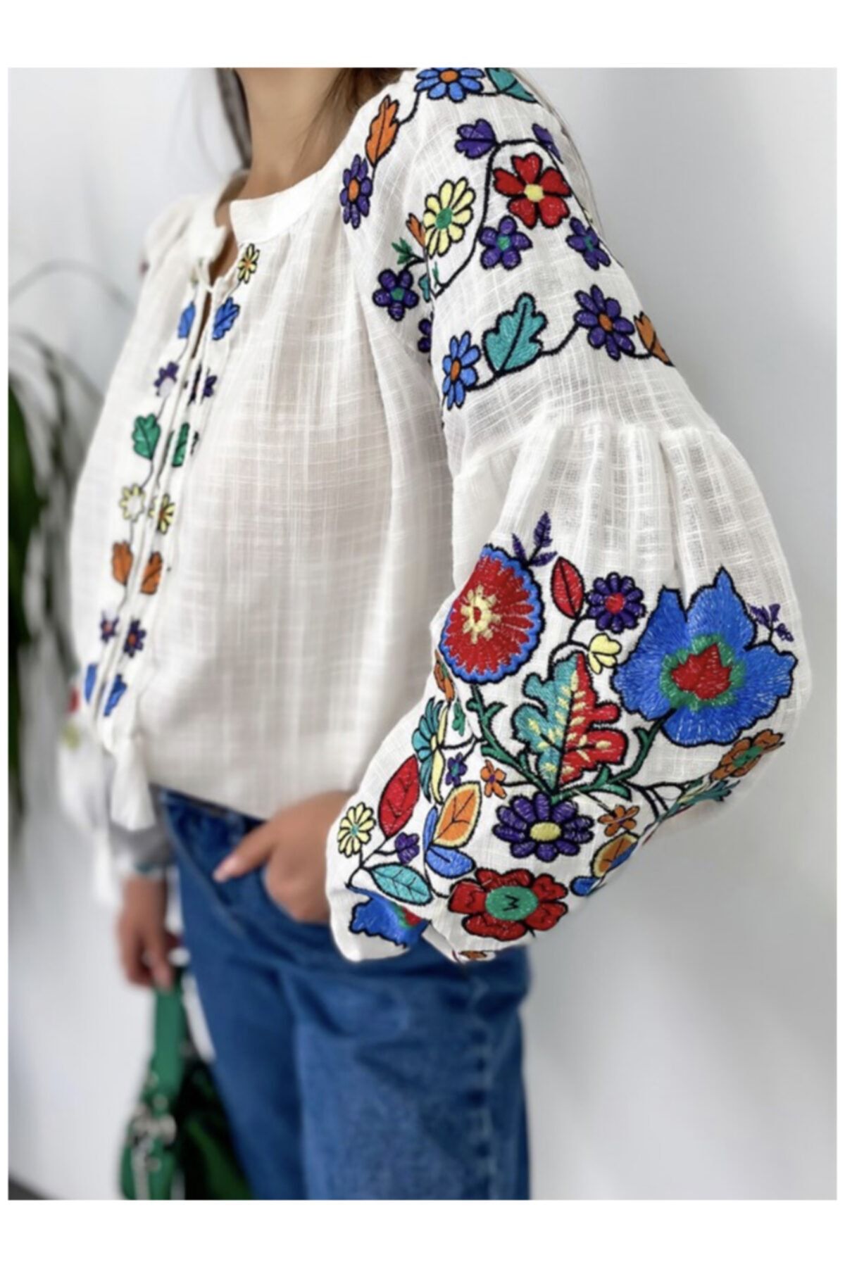 Okyanus Butik Kadın Renkli Işlemeli Beyaz Bluz/ceket