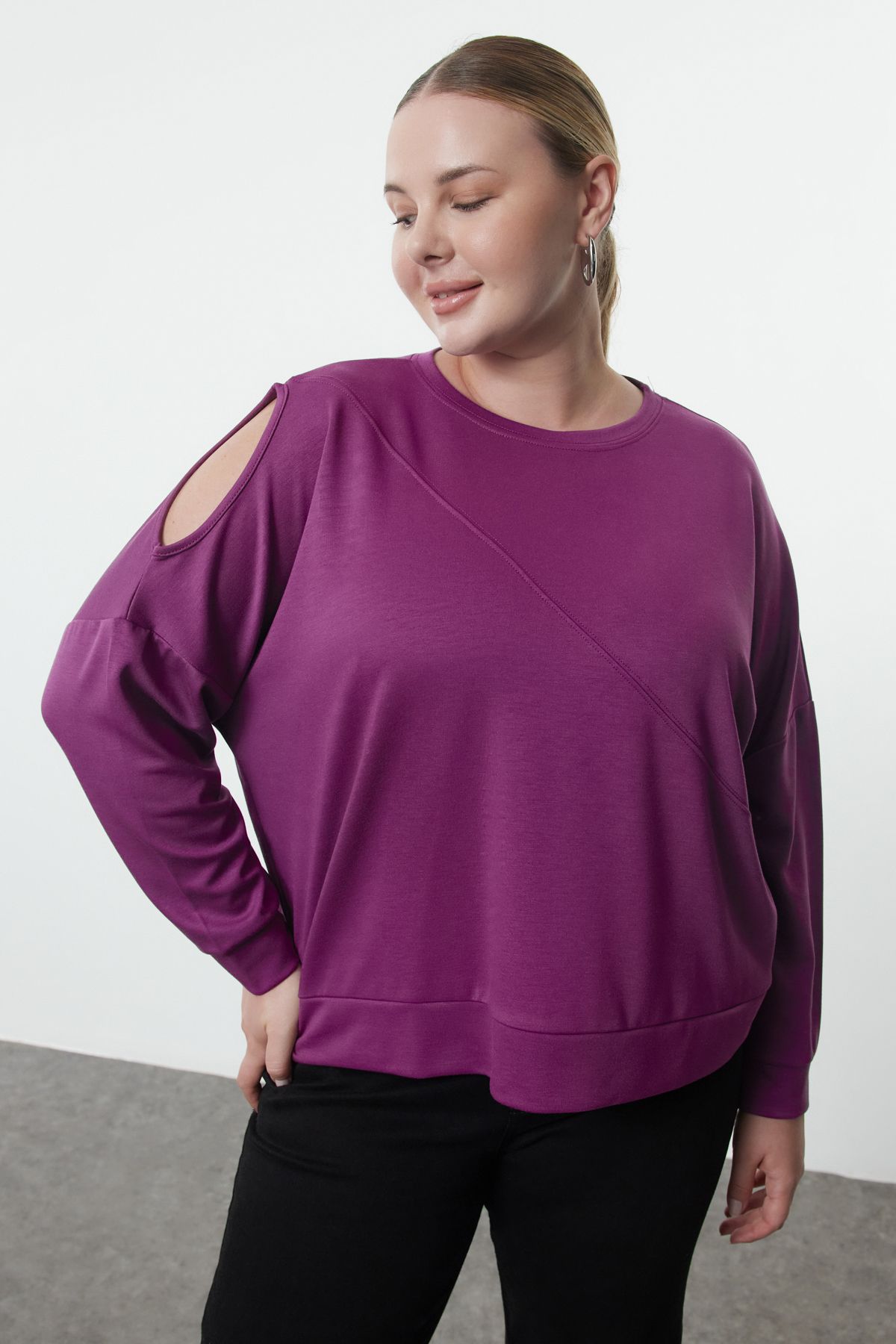 Trendyol Curve Mor Cut Out ve Dikiş Detaylı Regular Fit İnce Yumuşak Dokulu Büyük Beden Sweatshirt TBBAW25AO00003
