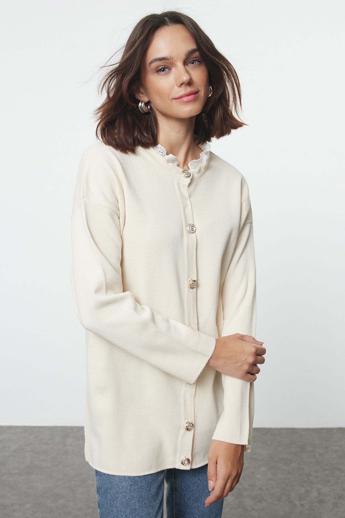 TRENDYOL MODEST Taş Yakası Brode Dantel Detaylı Triko Hırka TCTAW25TH00010