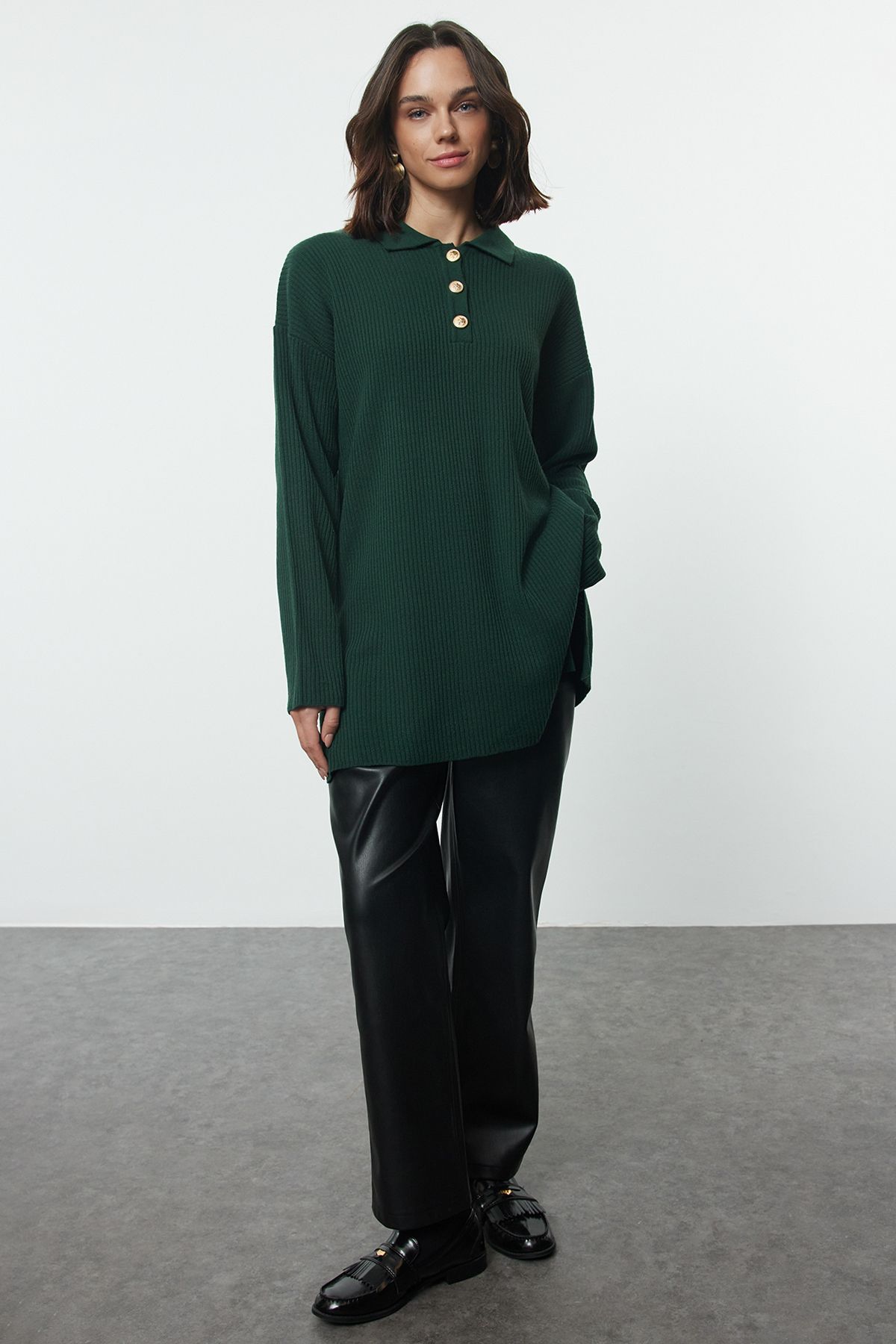 TRENDYOL MODEST Zümrüt Yeşili Gömlek Yaka Düğme Detaylı Fitilli Örgü Triko Kazak TCTAW25AK00011