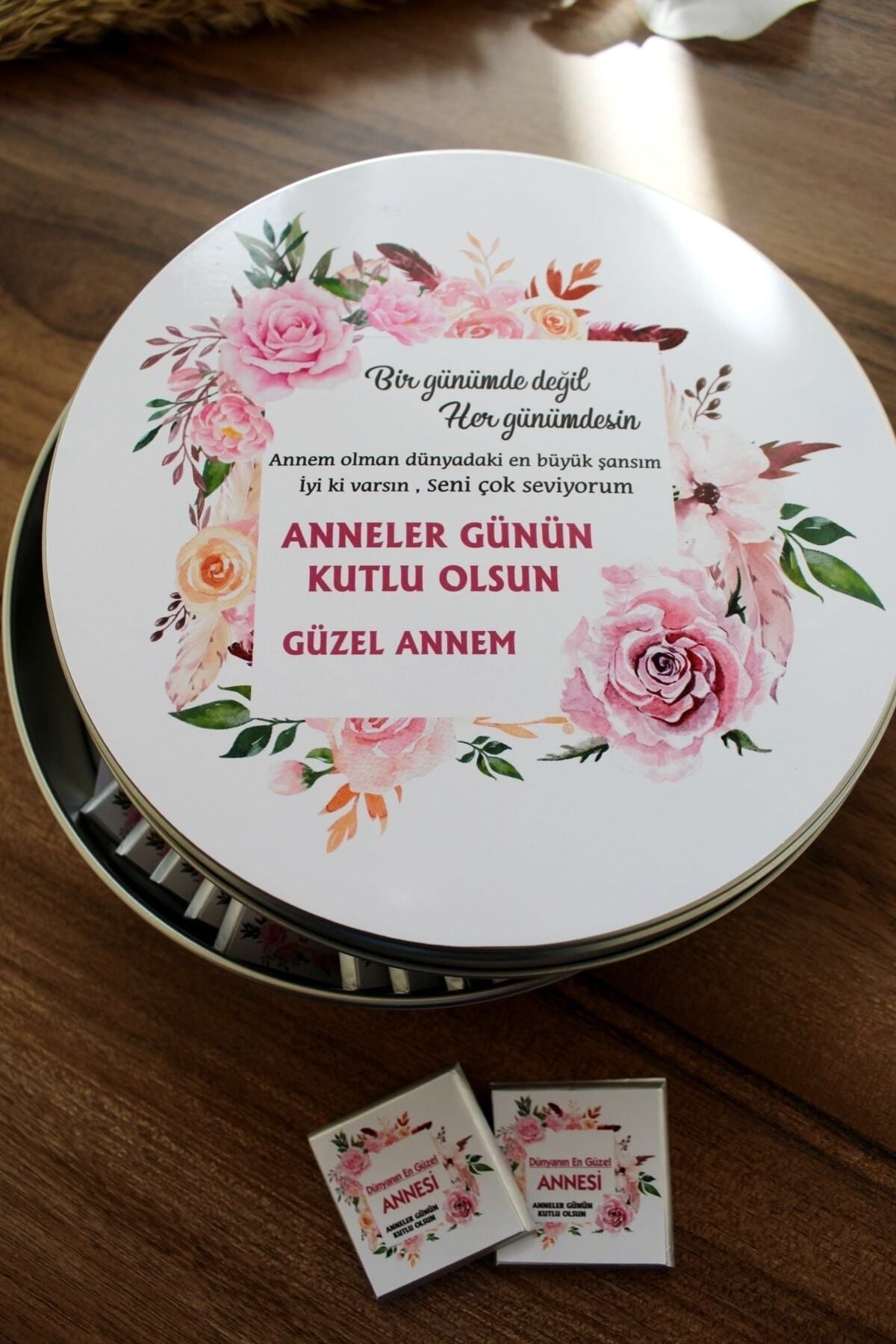 Hediyenza Metal Kutuda Anneler Günü Hediye Çikolata
