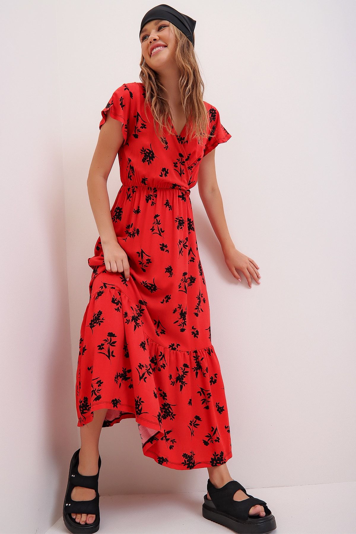 Trend Alaçatı Stili Kadın Kırmızı Çiçek Desenli Kruvaze Maxı Boy Elbise ALC-X4373