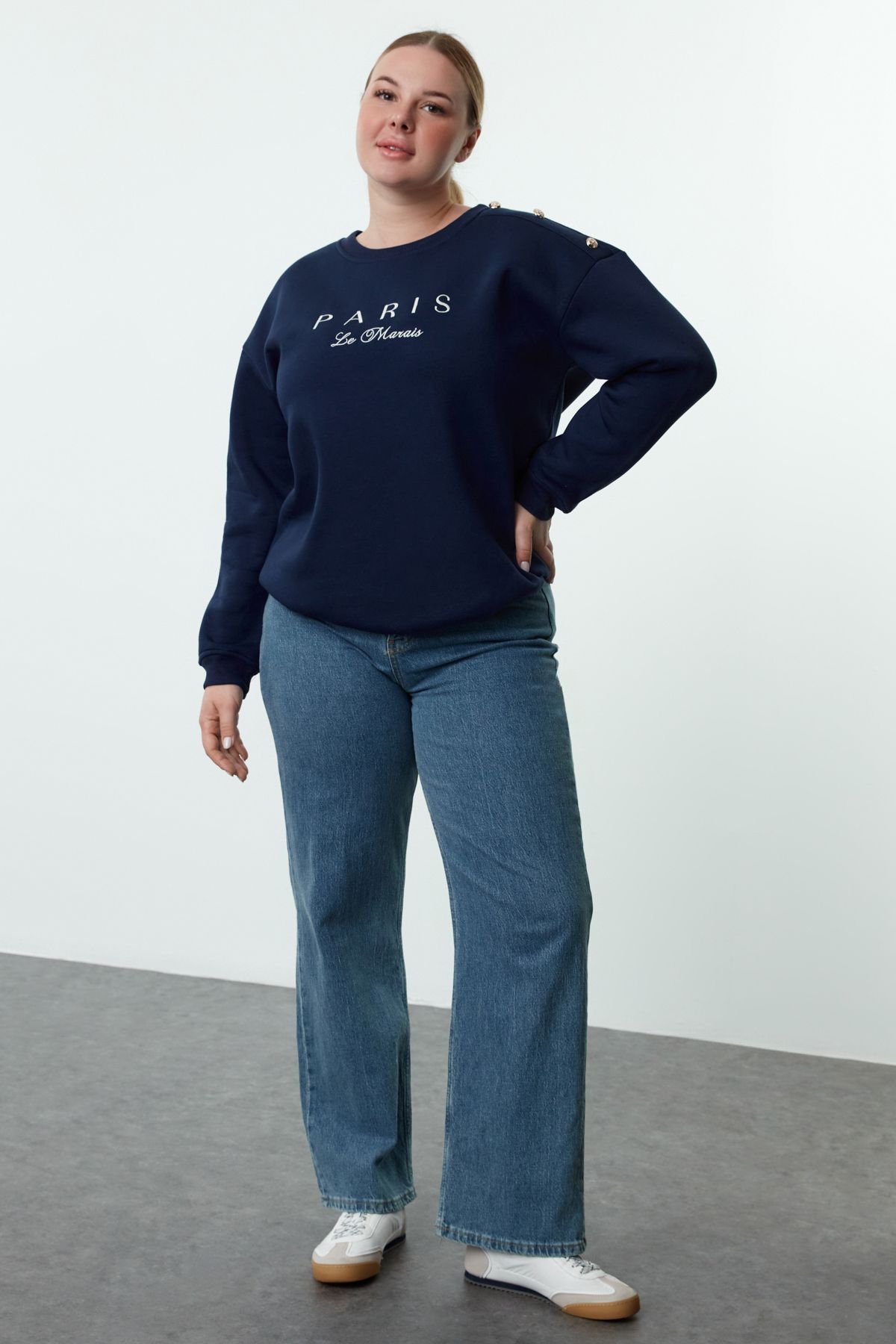 Trendyolmilla Curve Lacivert Bisiklet Yaka Düğme ve Nakışlı İçi Polar Büyük Beden Örme Sweatshirt