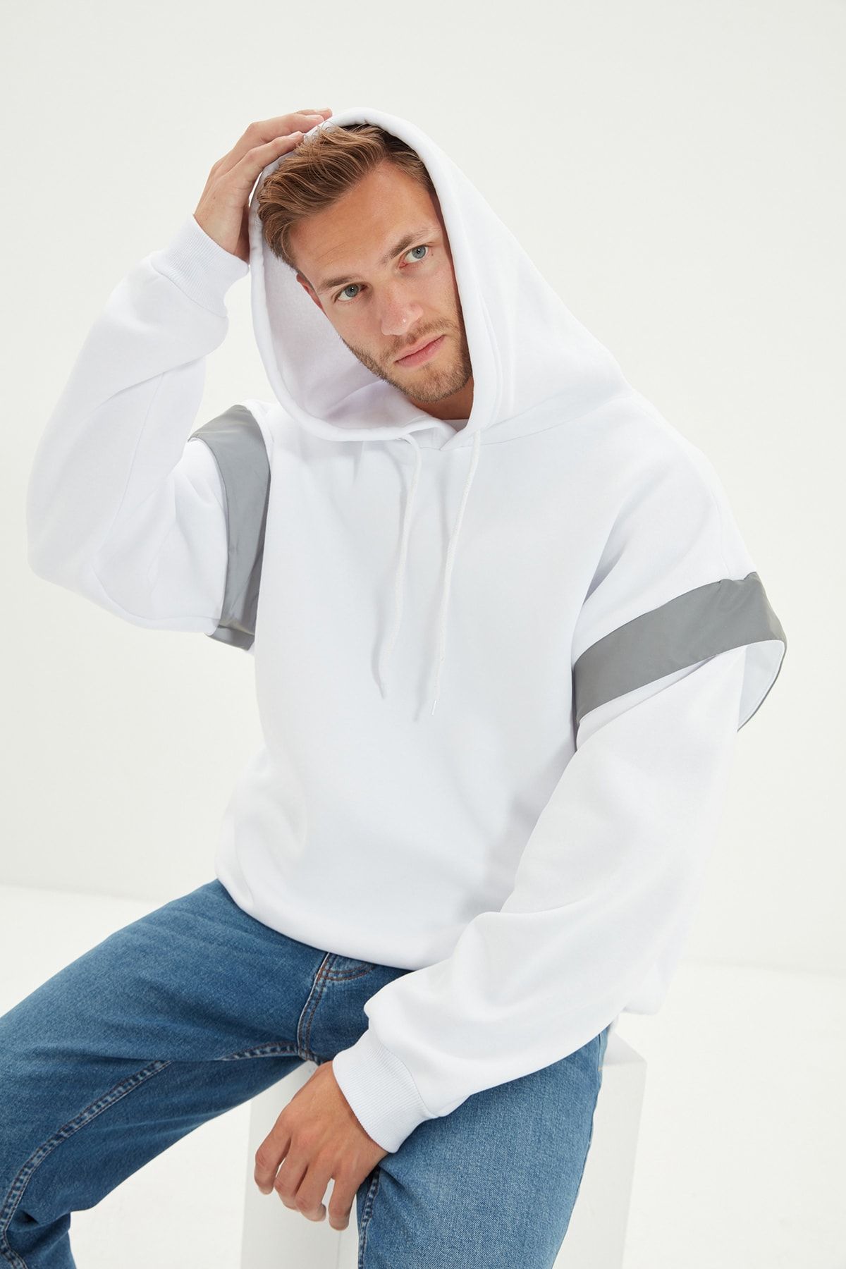 TRENDYOL MAN Beyaz  Oversize/Geniş Kesim Kapüşonlu Reflektör Detaylı İçi Polarlı Sweatshirt TMNSS20SW0205