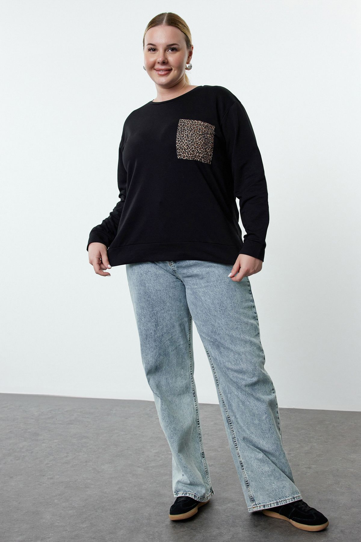 Trendyol Curve Siyah Leopar Desen Cep Baskı Detaylı Regular Fit Bisiklet Yaka Büyük Beden Sweatshirt TBBAW25AO00038
