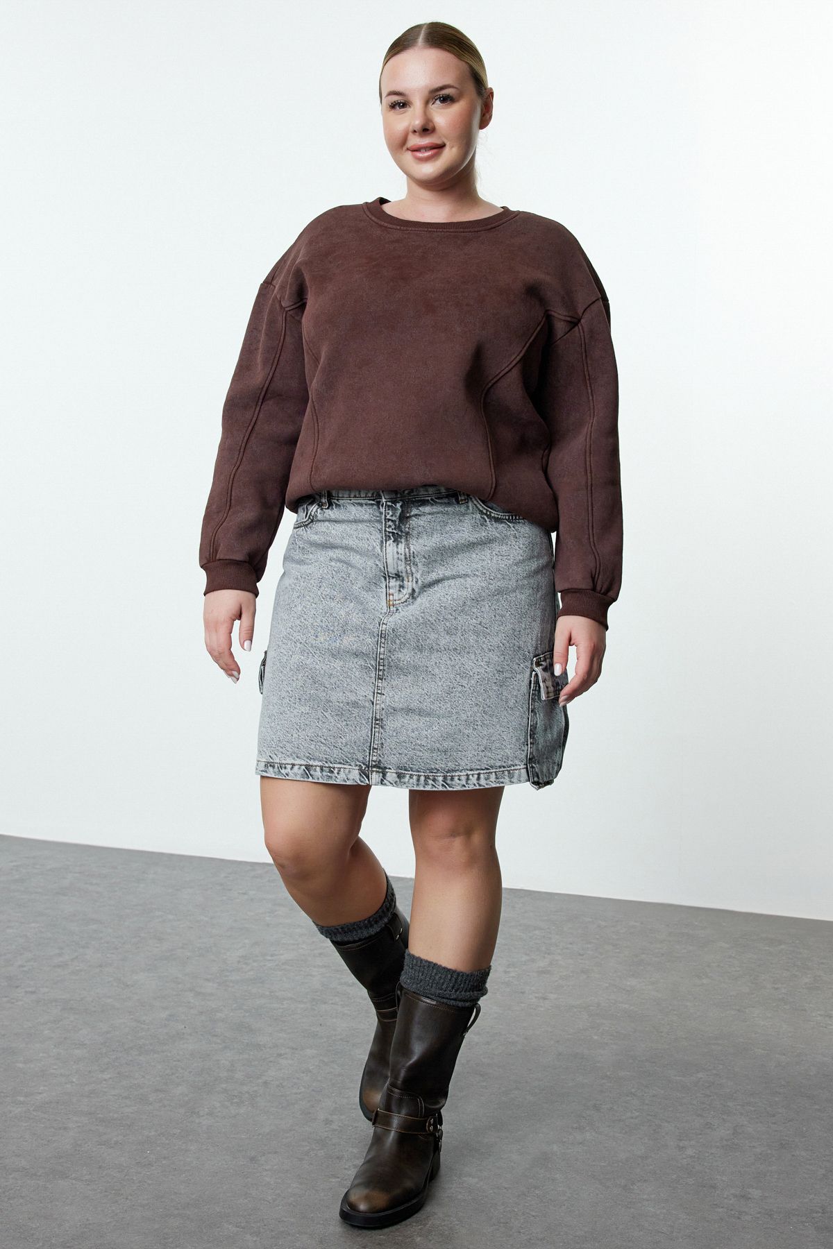 Trendyol Curve Kahverengi İçi Polarlı Bisiklet Yaka Yıkamalı Örme Büyük Beden Sweatshirt TBBAW25AO00014