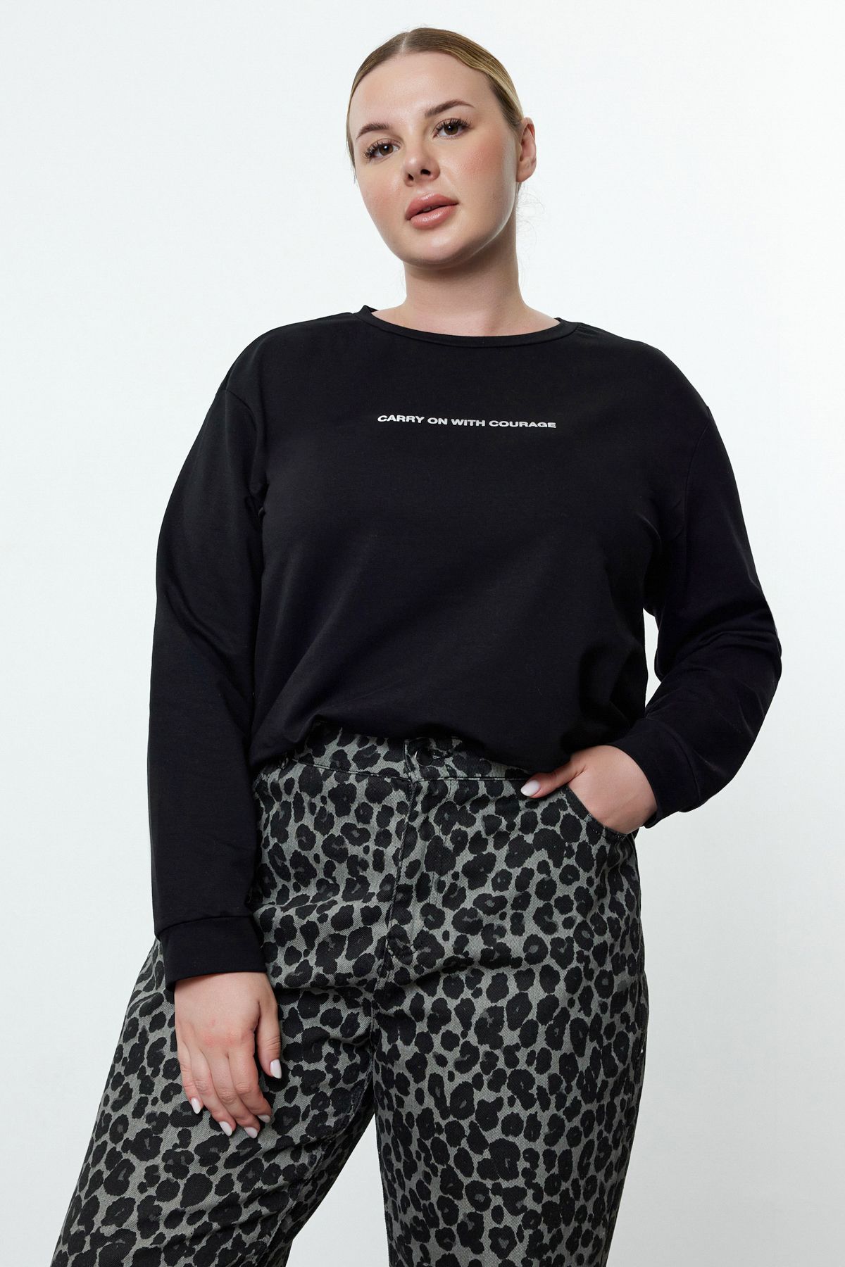 Trendyolmilla Curve Siyah Sloganlı Regular Fit Bisiklet Yaka Büyük Beden Sweatshirt TBBAW25AO00037