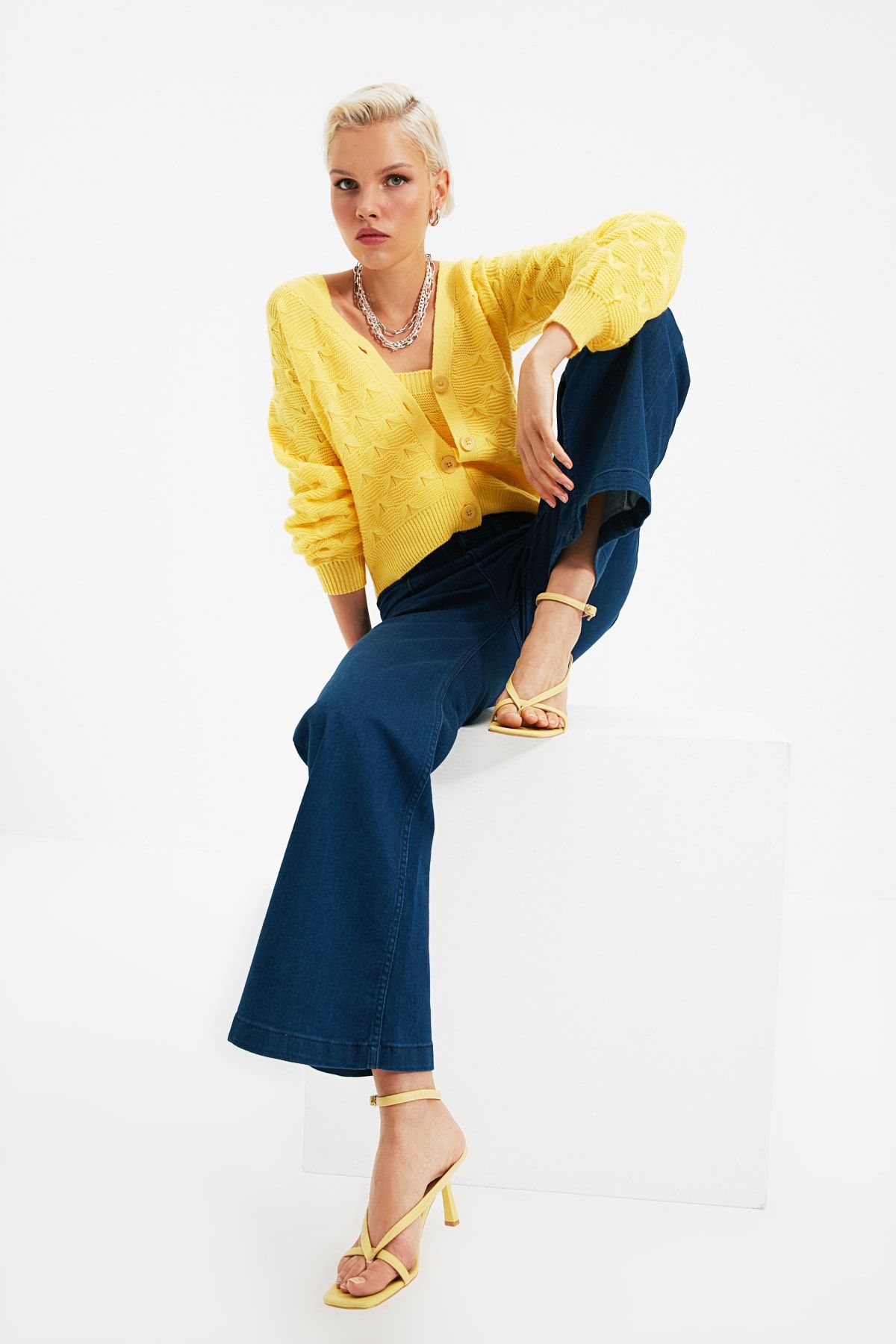 TRENDYOLMİLLA Sarı Örgü Detaylı Bluz - Hırka Triko Takım TWOAW21HI0101