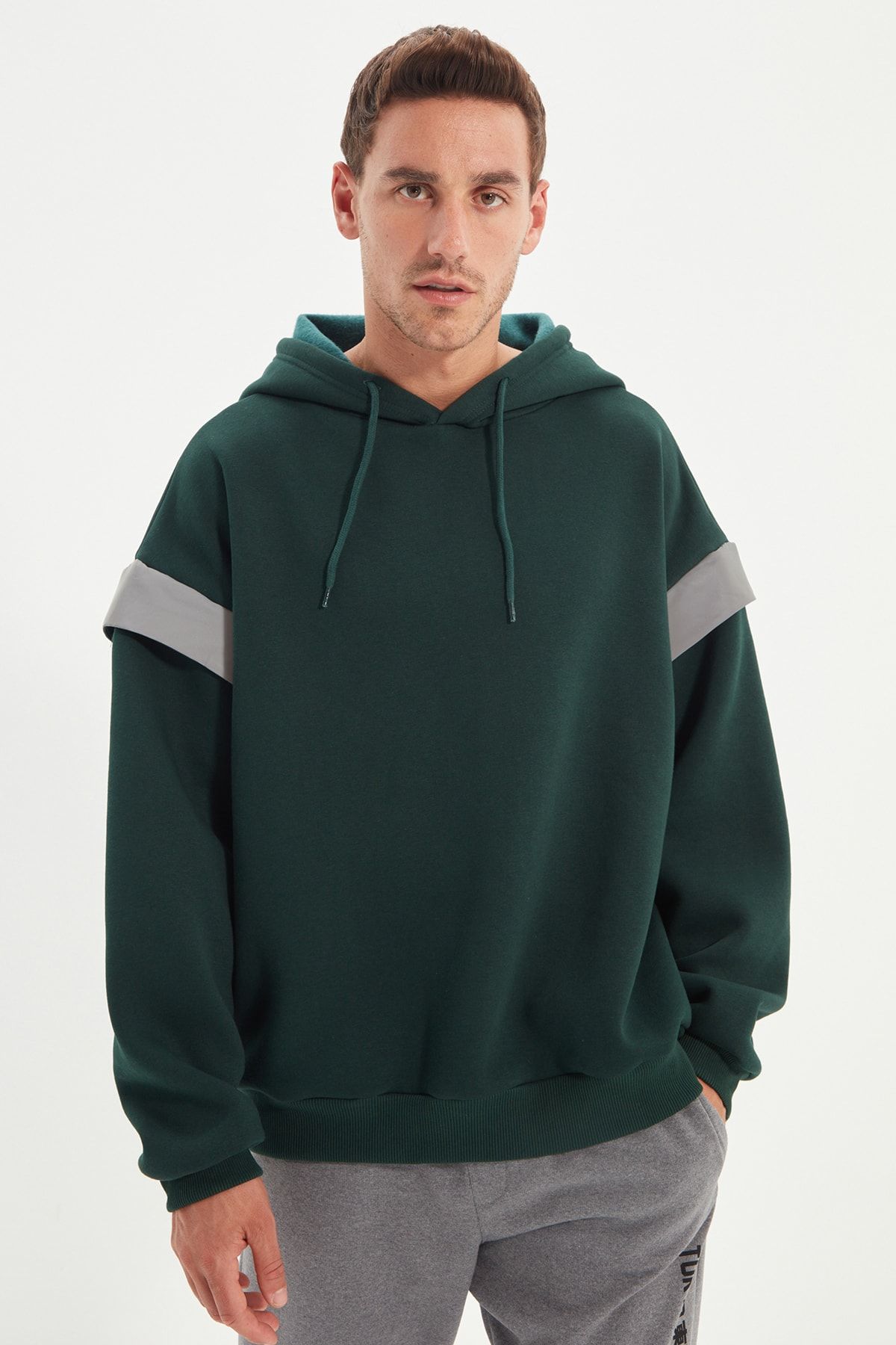 TRENDYOL MAN Yeşil  Oversize/Geniş Kesim Kapüşonlu Reflektör Detaylı İçi Polarlı Sweatshirt TMNSS20SW0205