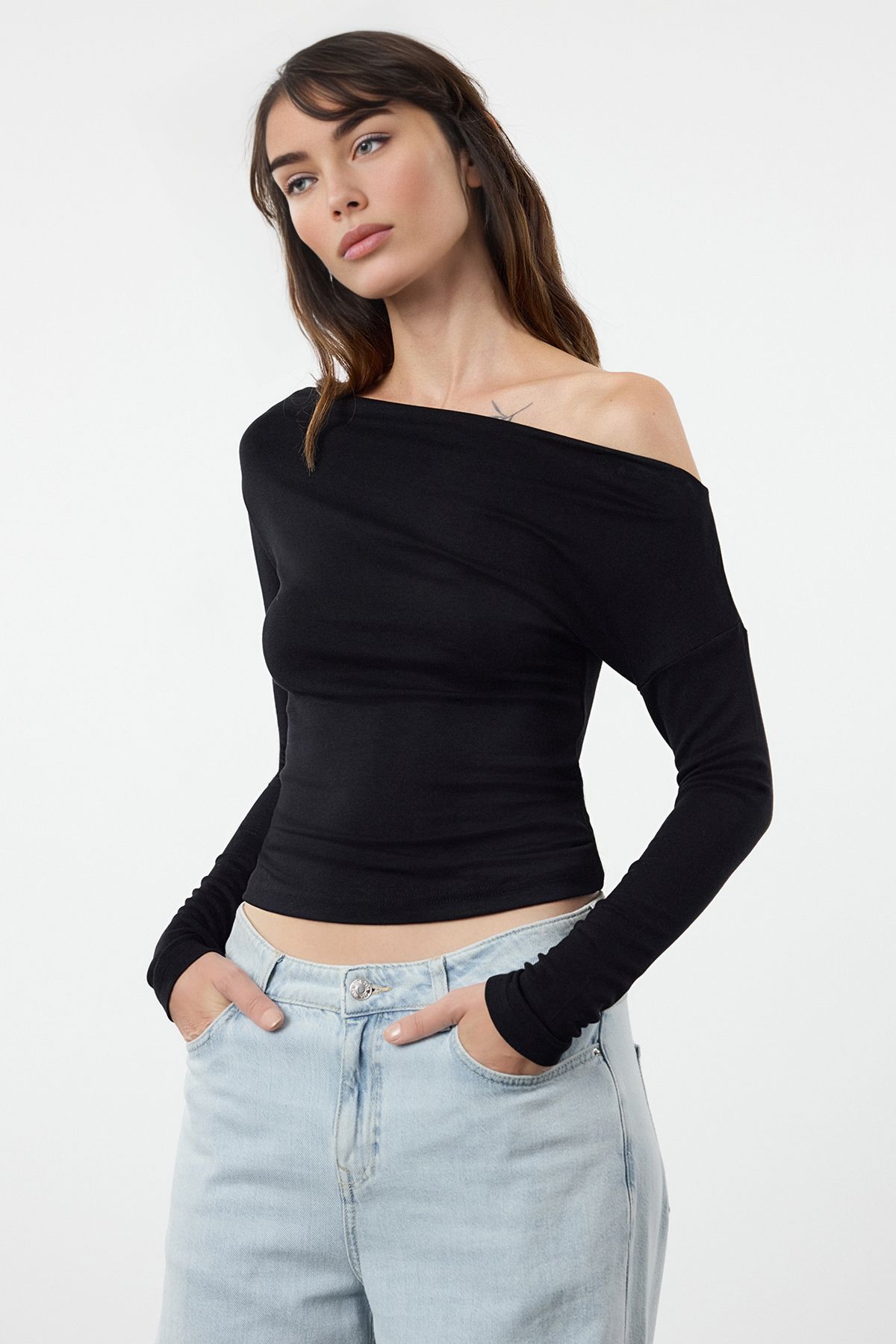 TRENDYOLMİLLA Siyah Düz Premium Yumuşak Kumaşlı Fitted/Vücuda Oturan Kayık Yaka Örme Bluz TWOAW24BZ00227