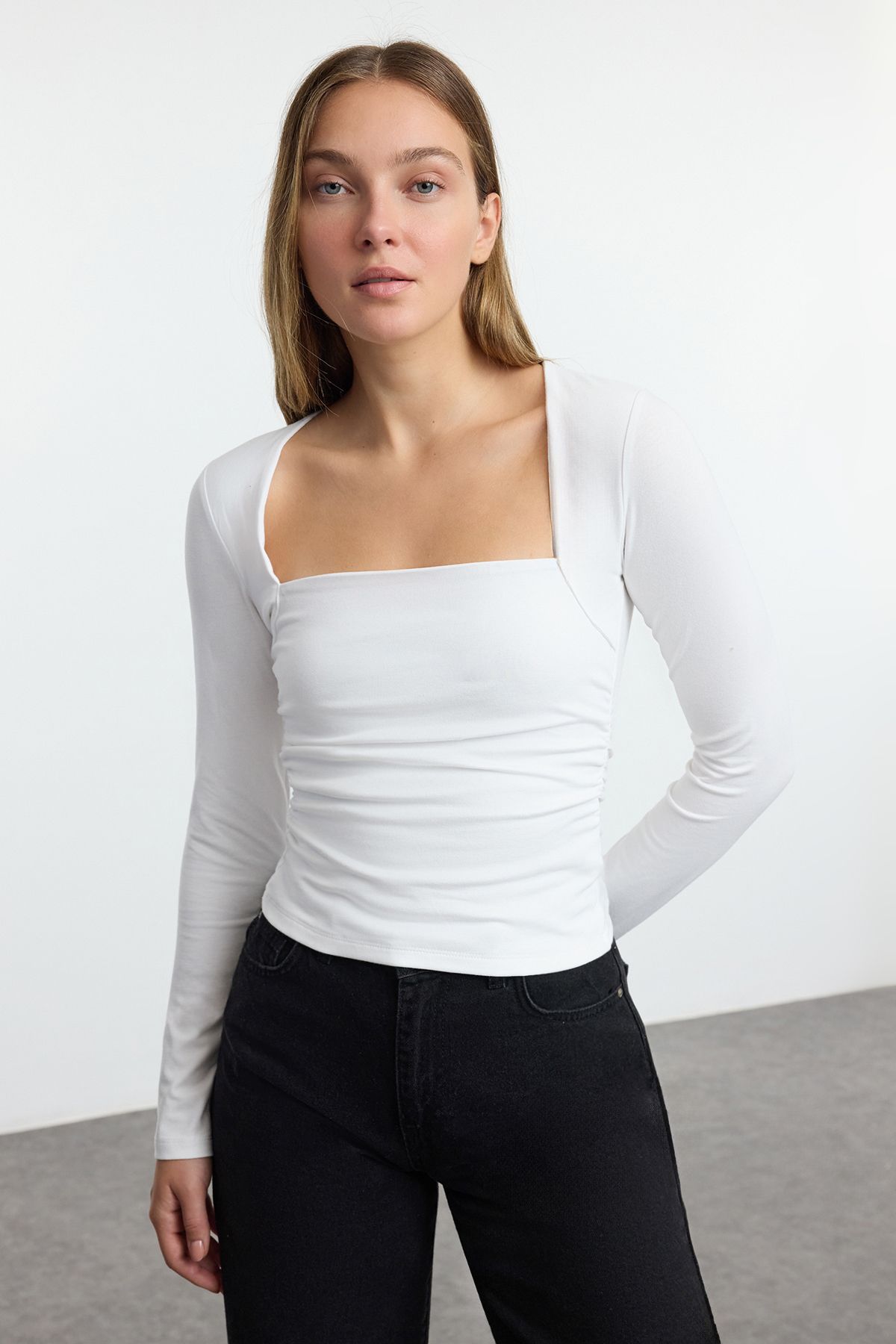 Trendyolmilla Ekru Kare Yaka Büzgü/Drape Detaylı Slim/Vücuda Oturan Örme Bluz TWOAW25BZ00194