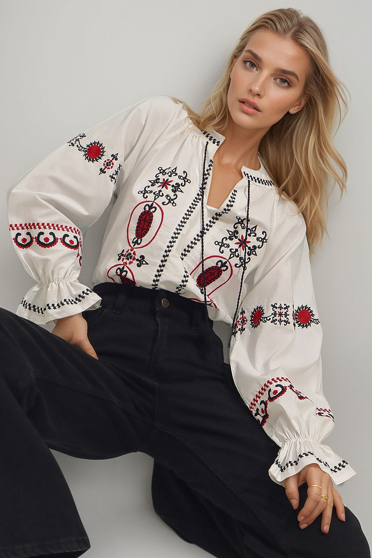 Trend Alaçatı Stili Kadın Beyaz Hakim Yaka Önü Ve Kolları Çiçek Nakışlı Poplin Dokuma Bluz ALC-X9056