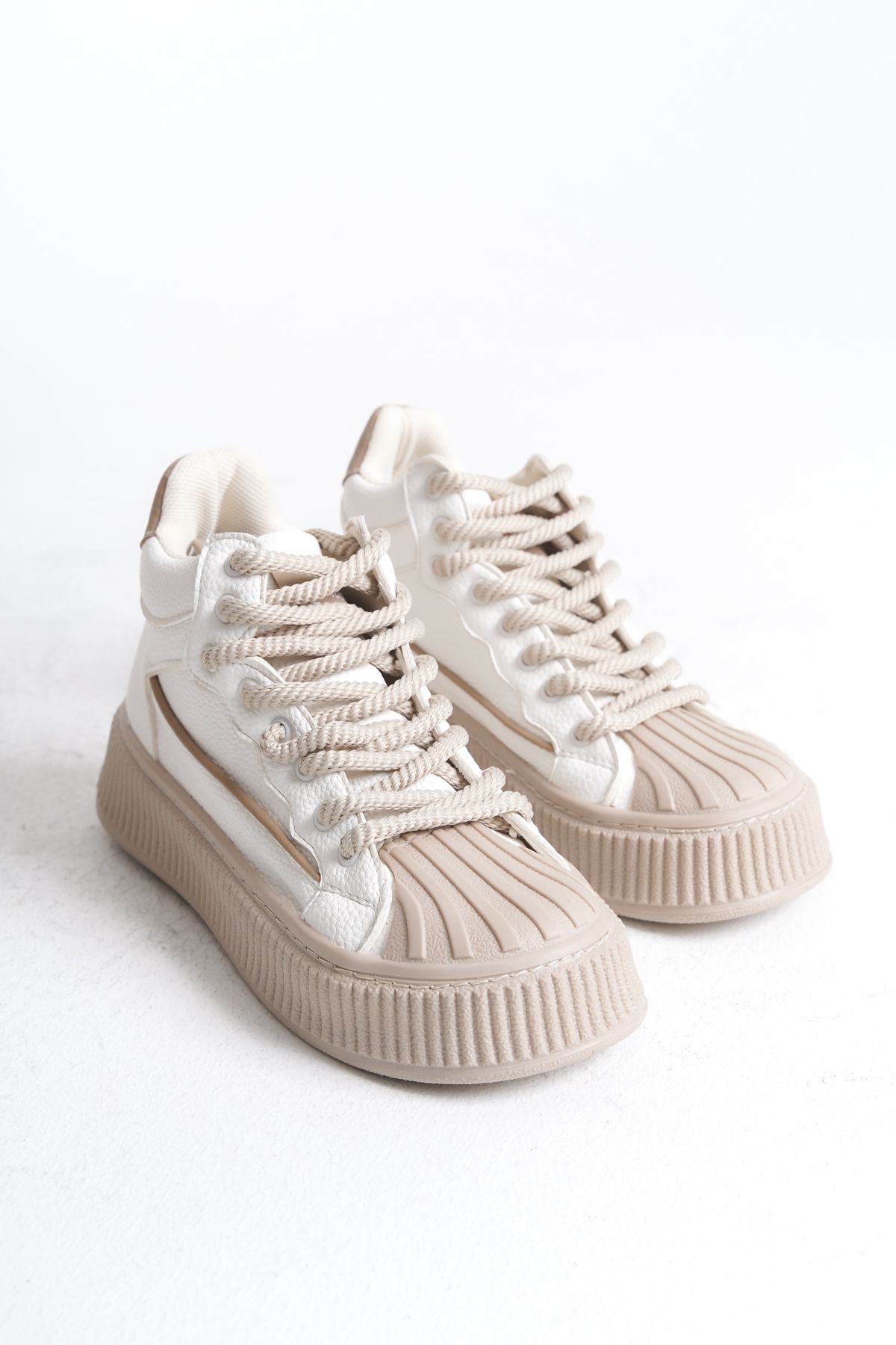 ELLO SHOES Kadın Kalın ve Rahat Tabanlı Bağcıklı Spor Bot
