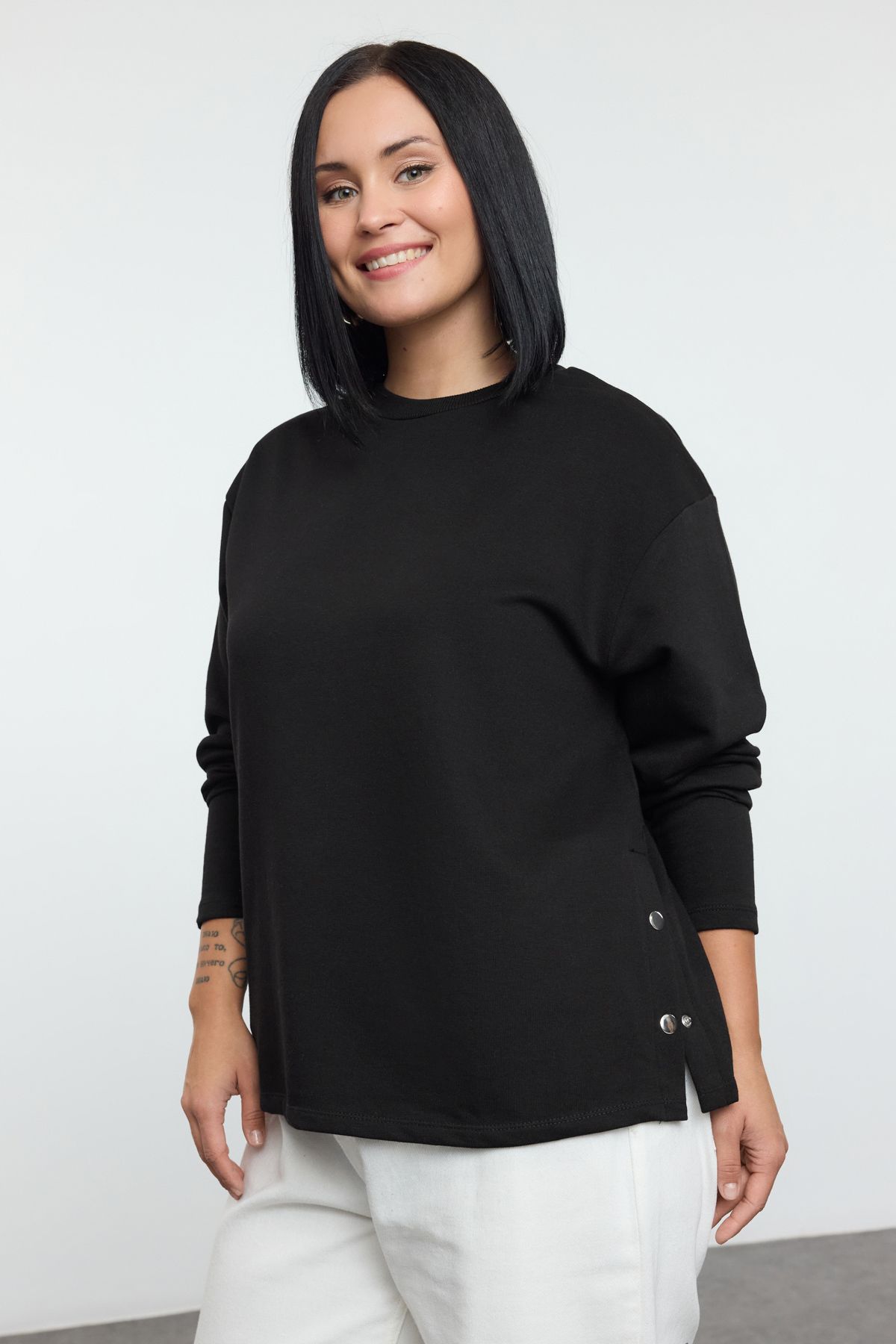Trendyolmilla Curve Siyah Çıt Çıt Düğme Detaylı Regular/Normal Kalıp Örme Büyük Beden Sweatshirt TBBAW25AO00039