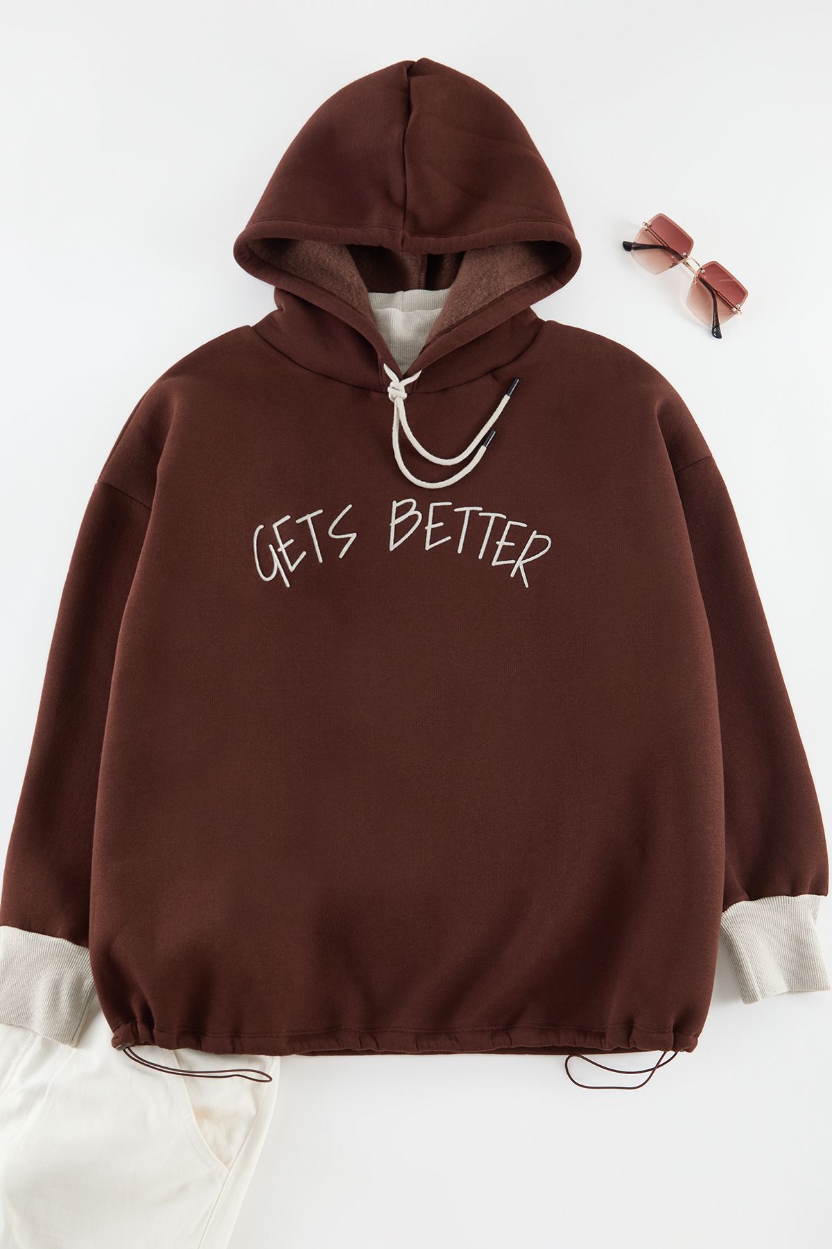 Trendyol Curve Kahverengi Oversize Yaka ve Kolu Ribana Detaylı Slogan Baskılı Büyük Beden Sweatshirt TBBAW25AO00033