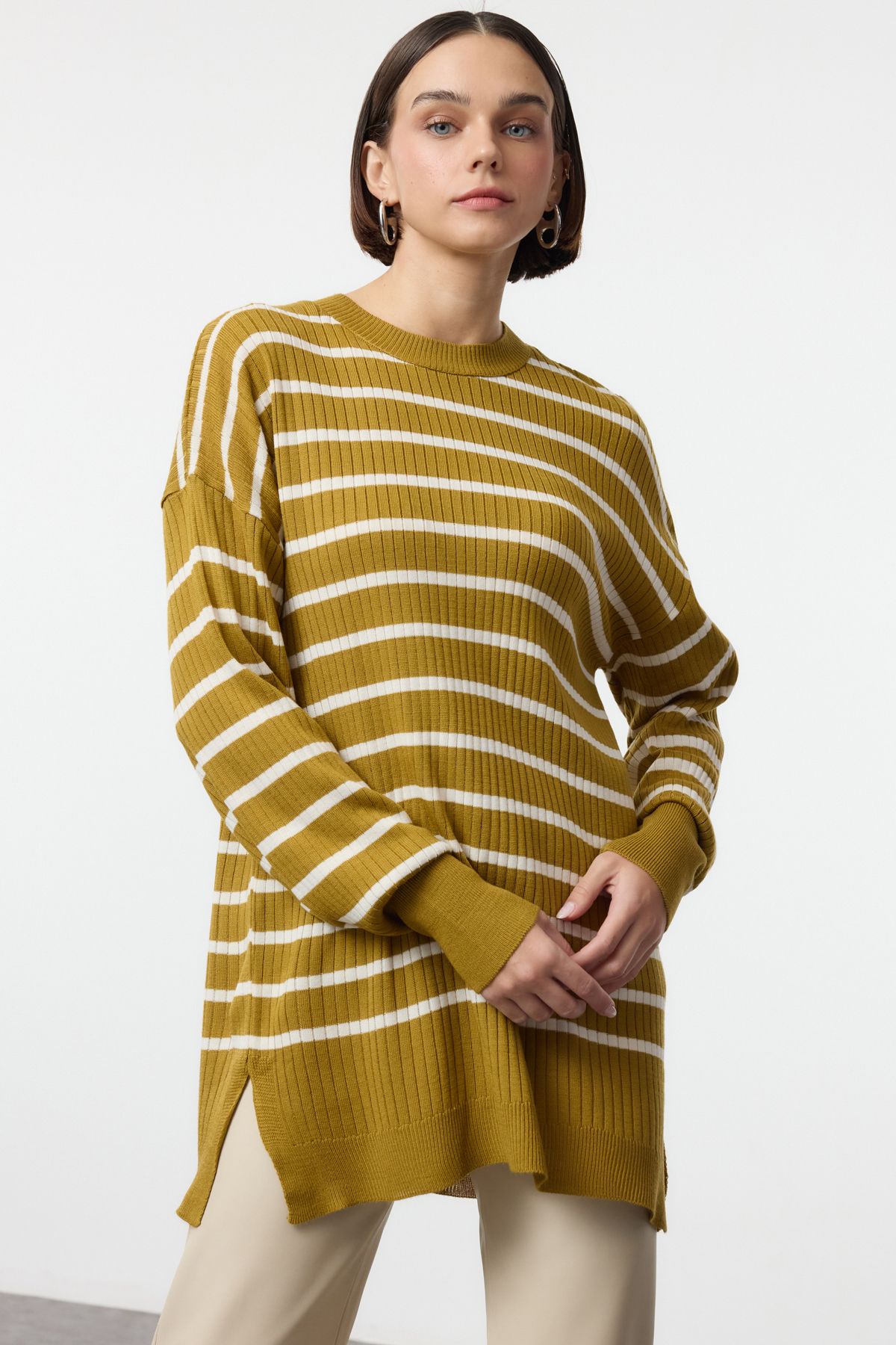 TRENDYOL MODEST Yağ Yeşil Çizgili Tek Plaka Triko Kazak TCTAW25AK00062